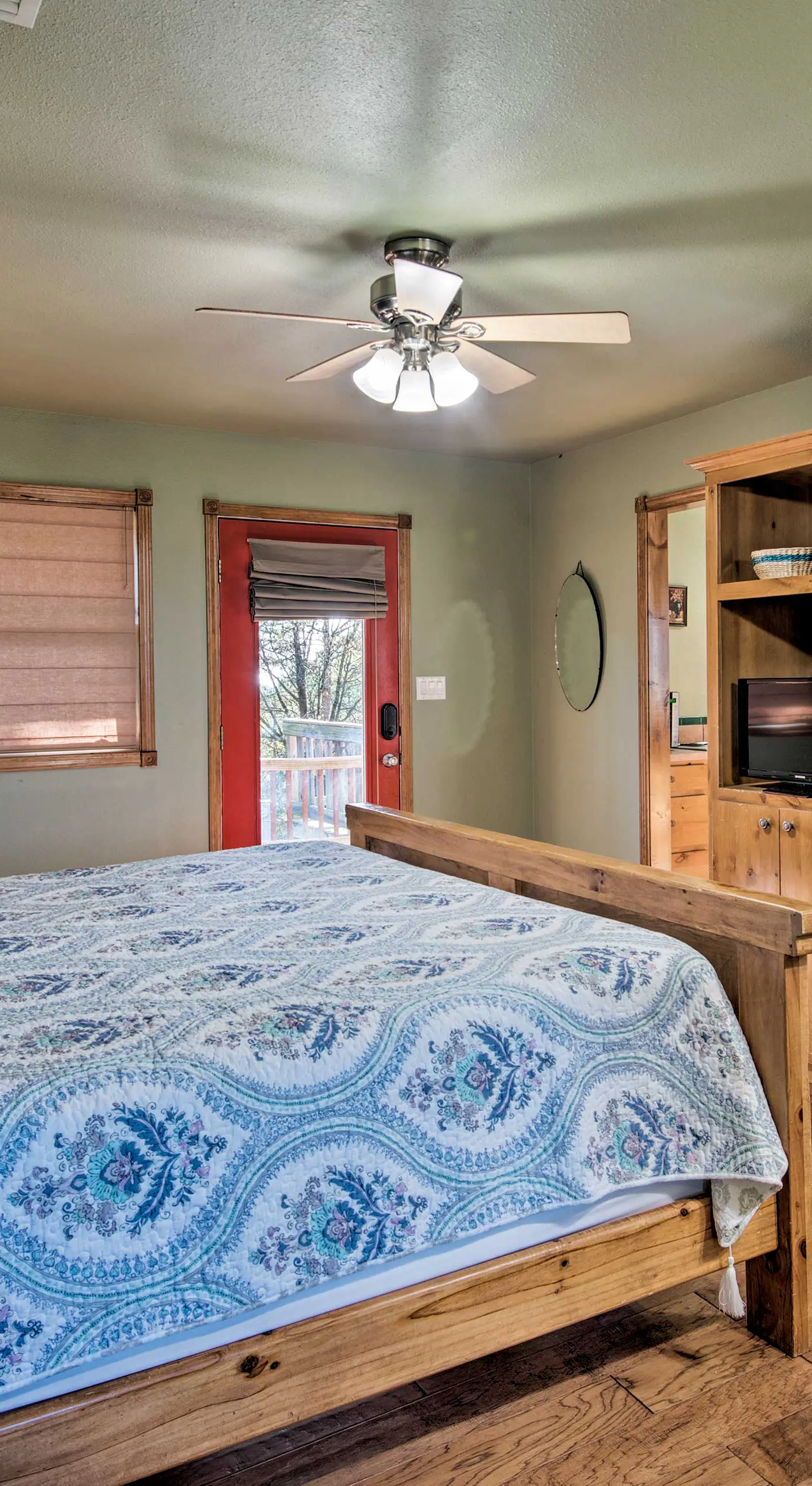 Broken Bow Cottage w/ Deck, Hot Tub & Fire Pit!