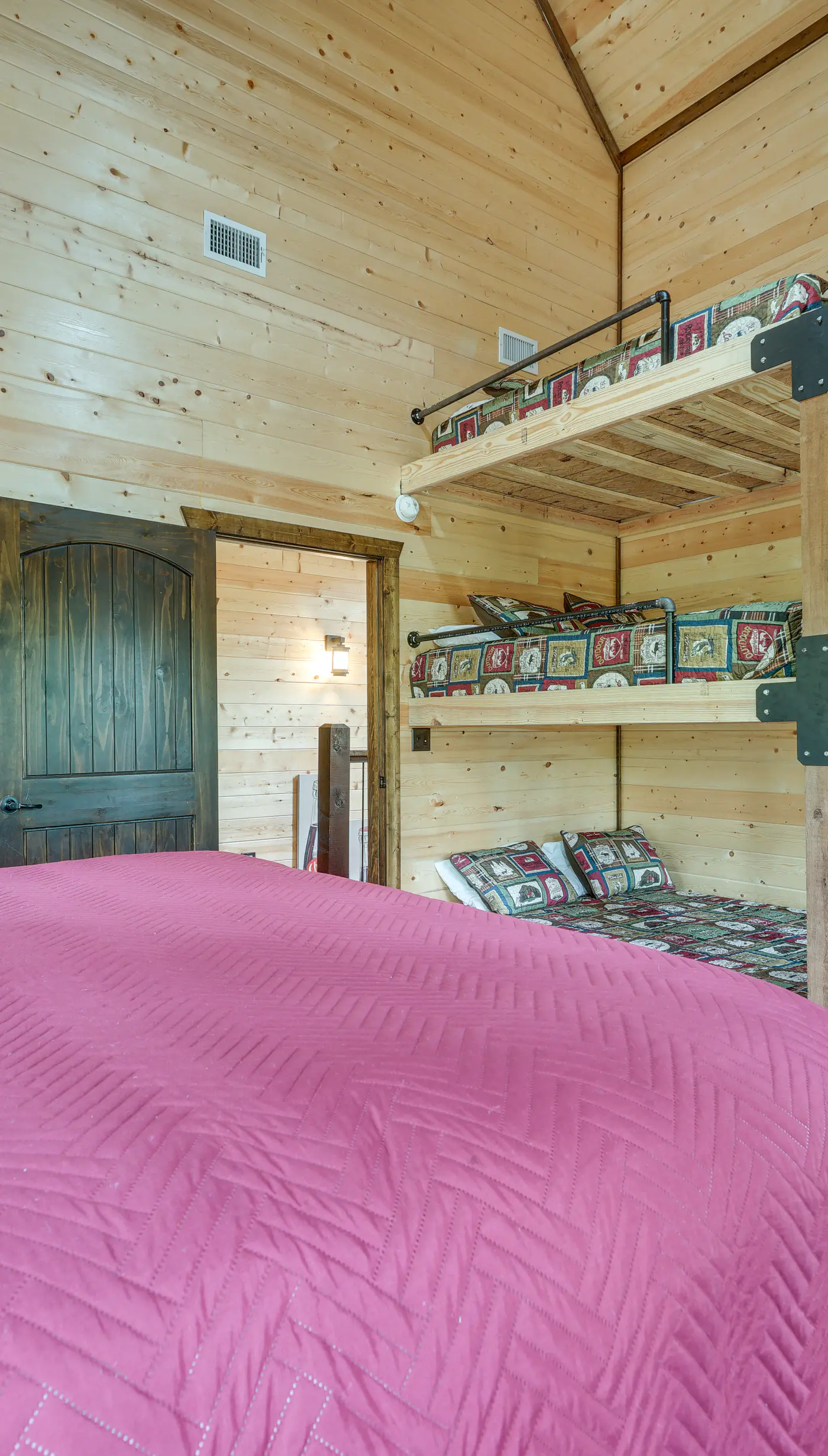 Hot Tub & Fire Pit: Broken Bow Retreat!