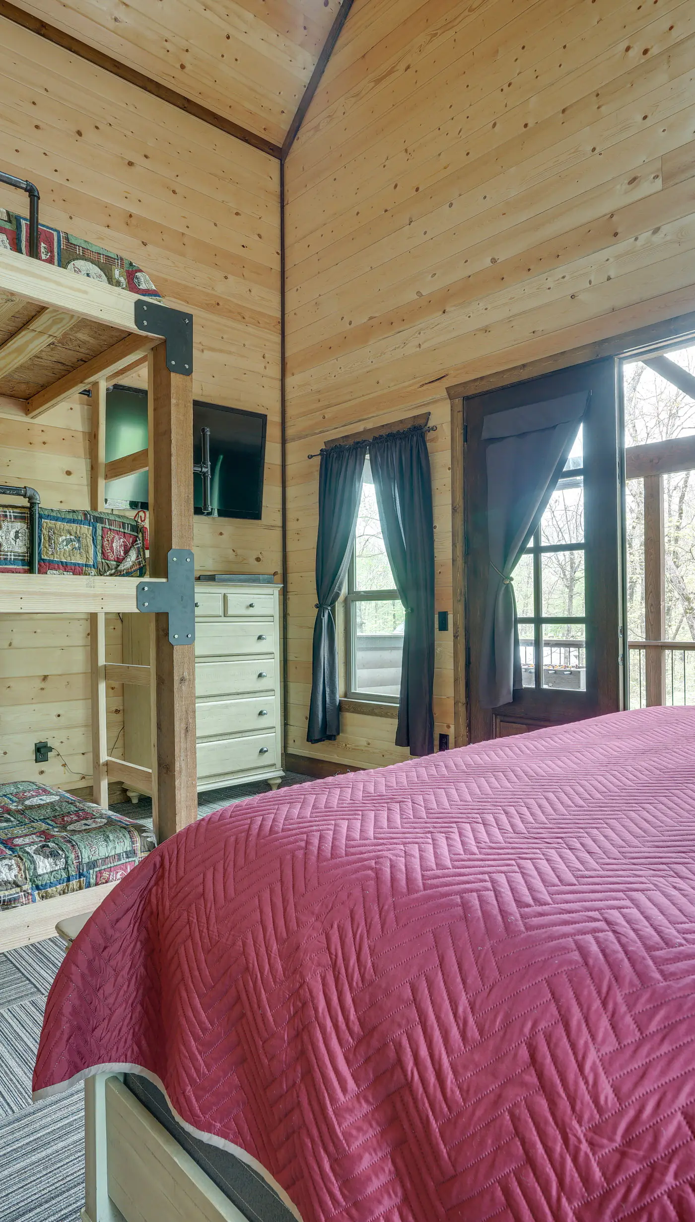 Hot Tub & Fire Pit: Broken Bow Retreat!
