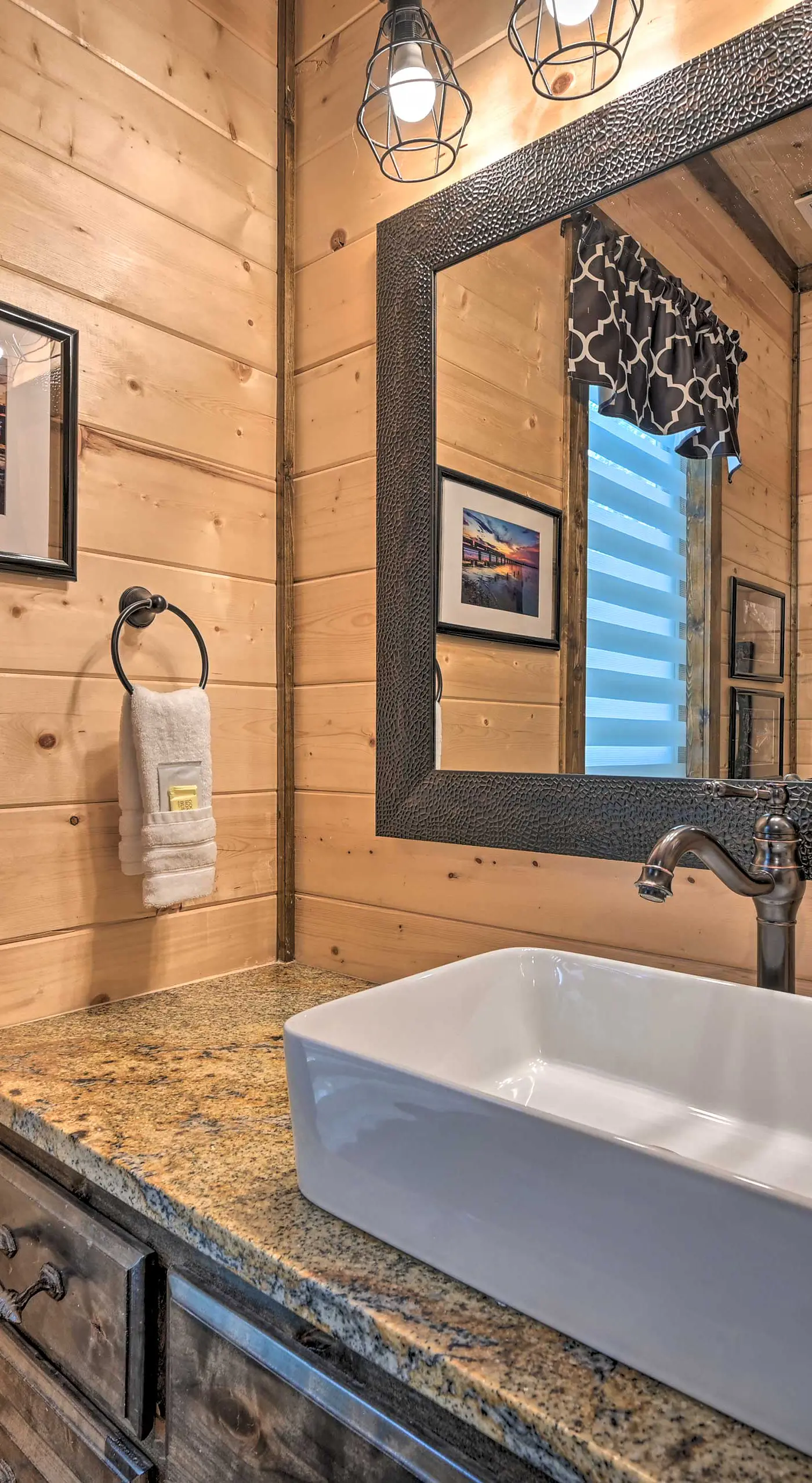 Hot Tub & Fire Pit: Broken Bow Retreat!