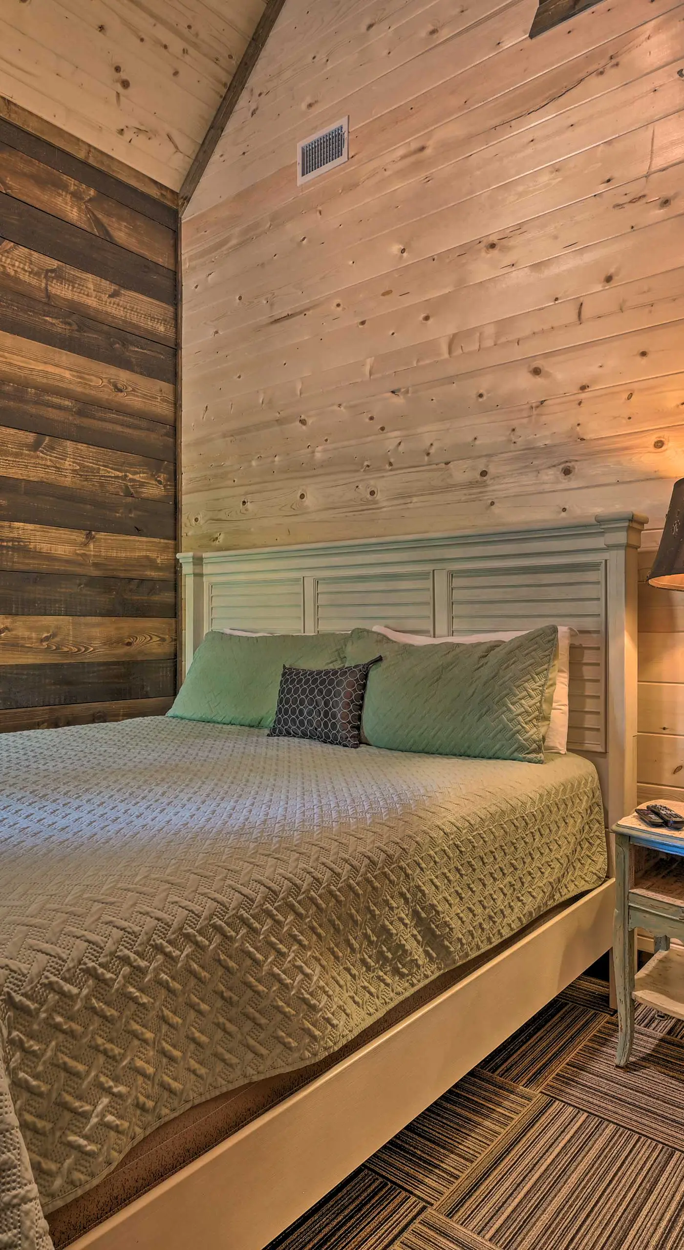 Hot Tub & Fire Pit: Broken Bow Retreat!