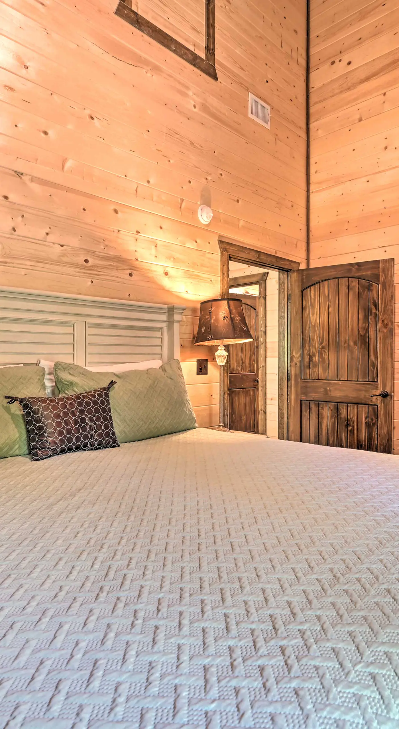 Hot Tub & Fire Pit: Broken Bow Retreat!