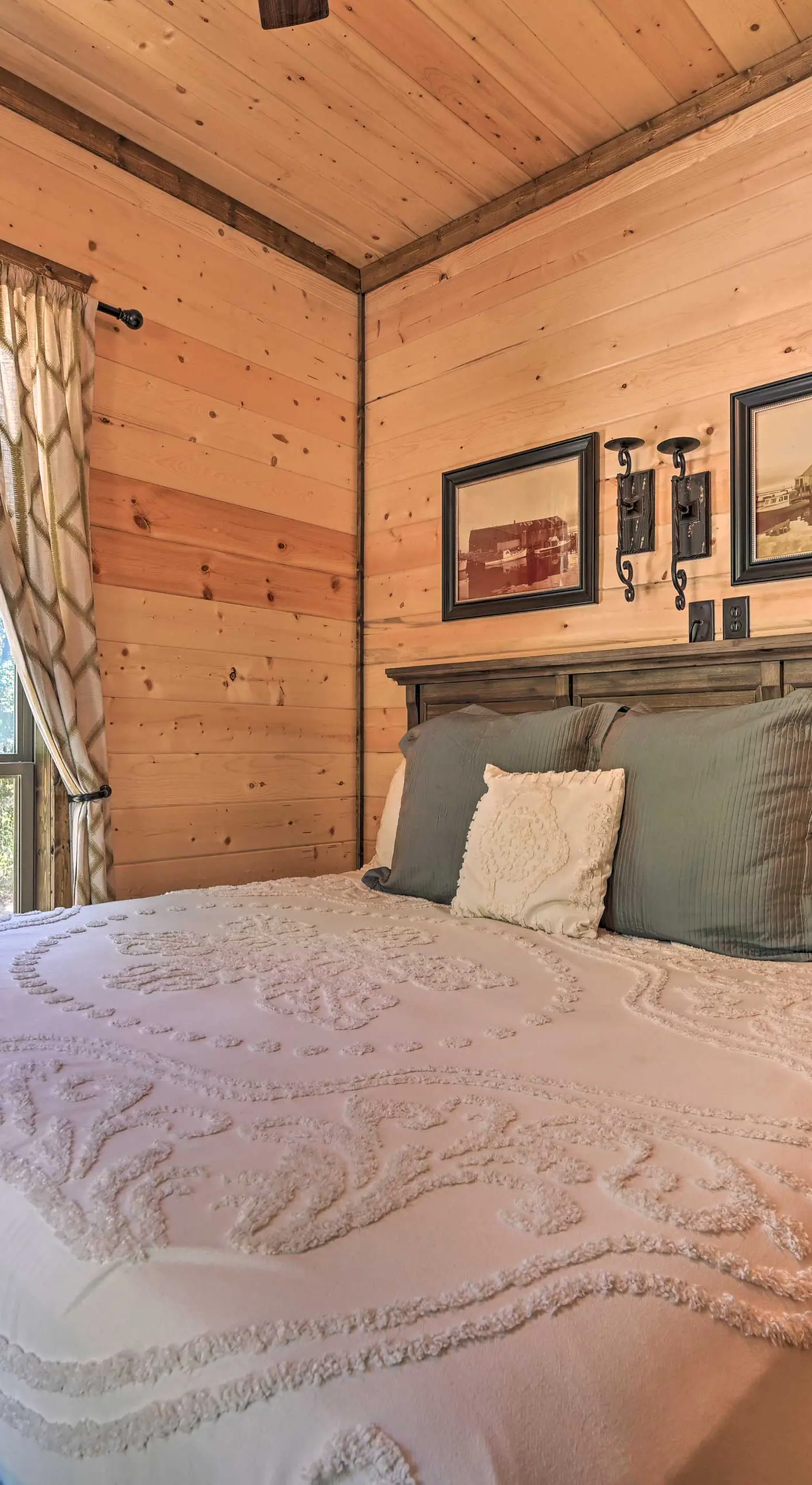 Hot Tub & Fire Pit: Broken Bow Retreat!