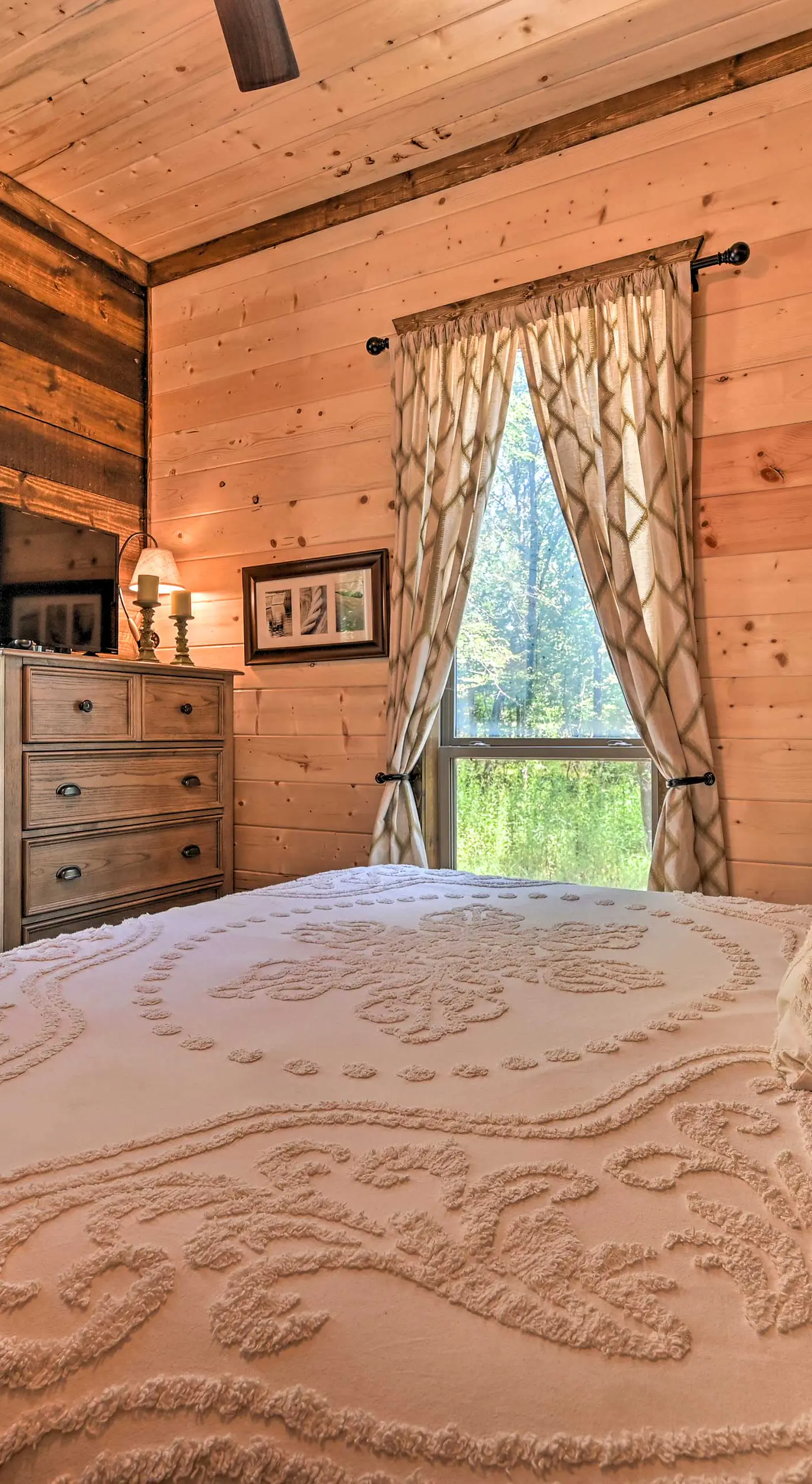 Hot Tub & Fire Pit: Broken Bow Retreat!