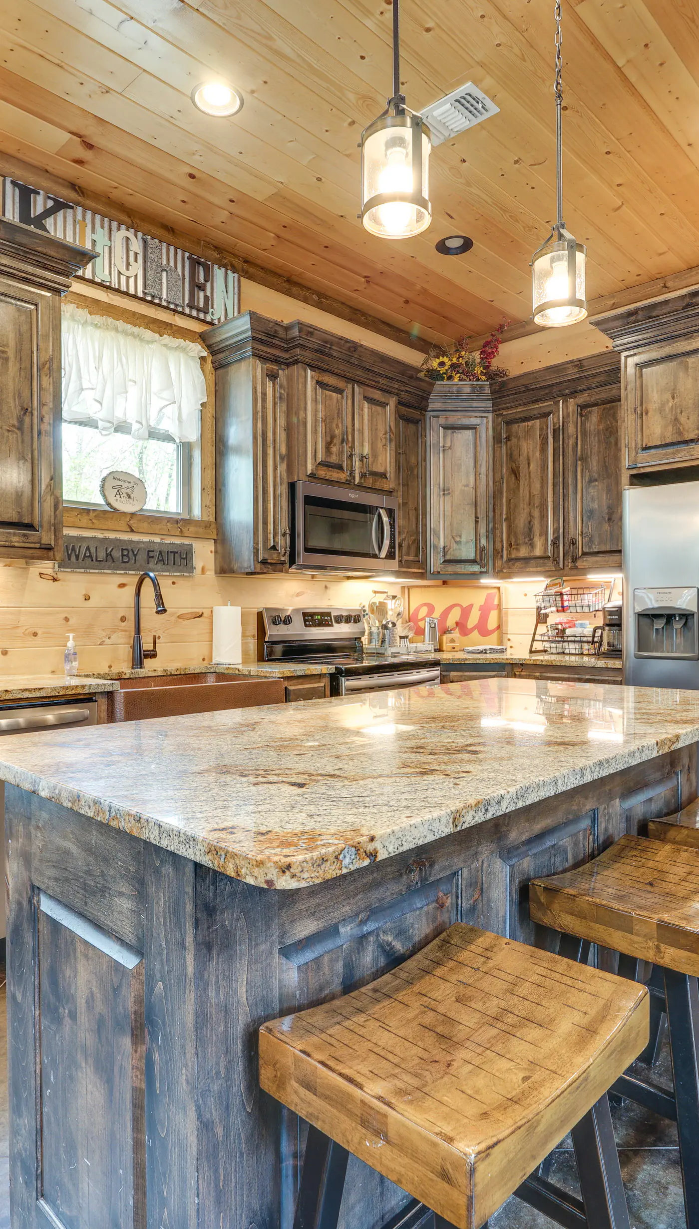 Hot Tub & Fire Pit: Broken Bow Retreat!