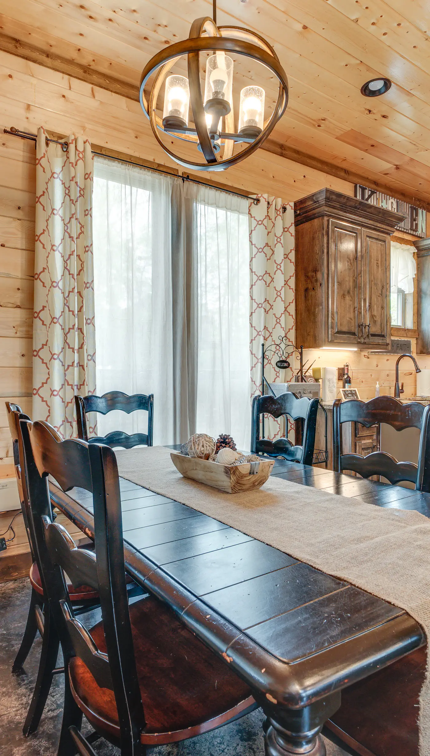 Hot Tub & Fire Pit: Broken Bow Retreat!