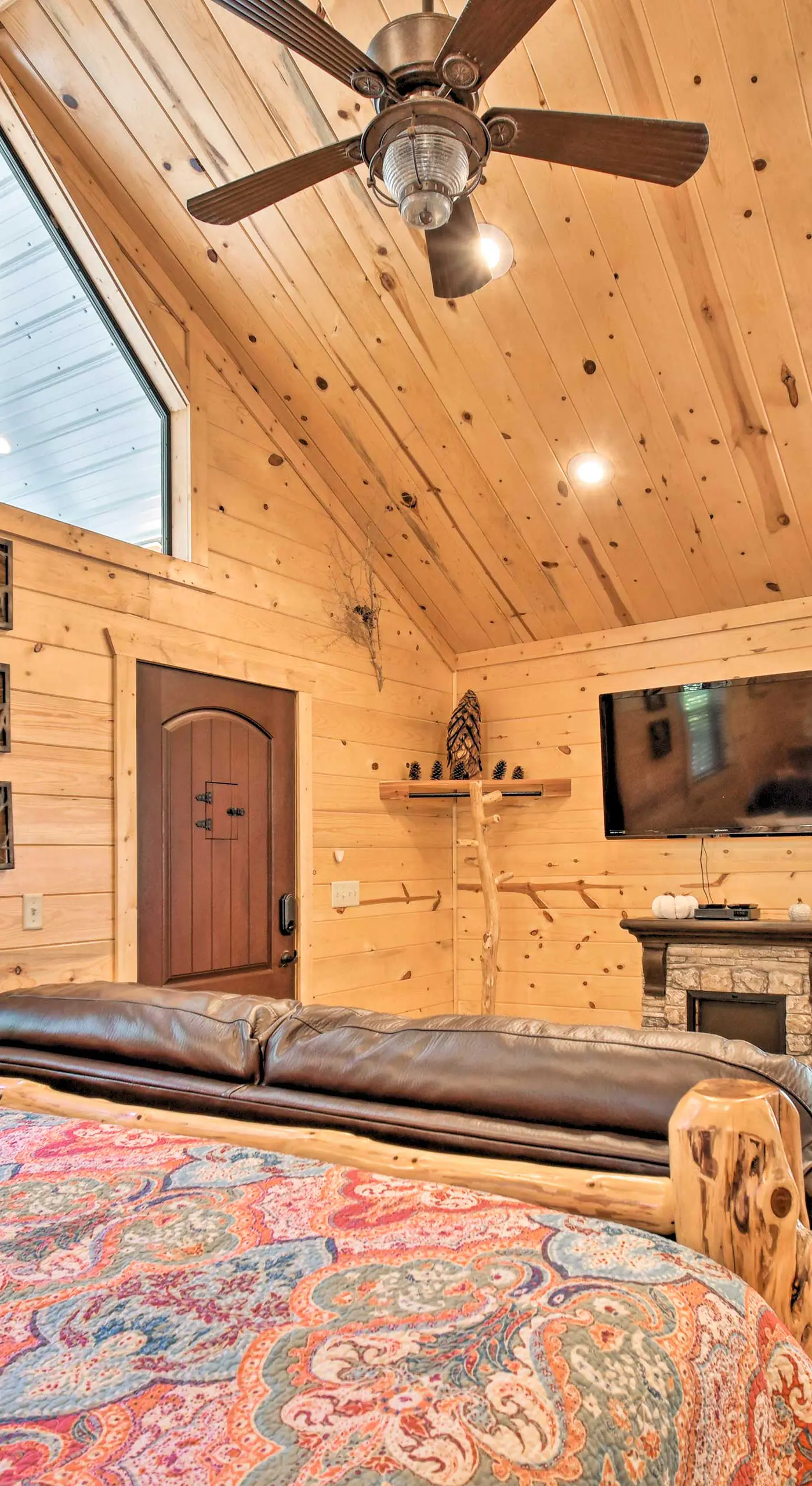 Broken Bow Hideaway w/ Hot Tub & Fire Pit!