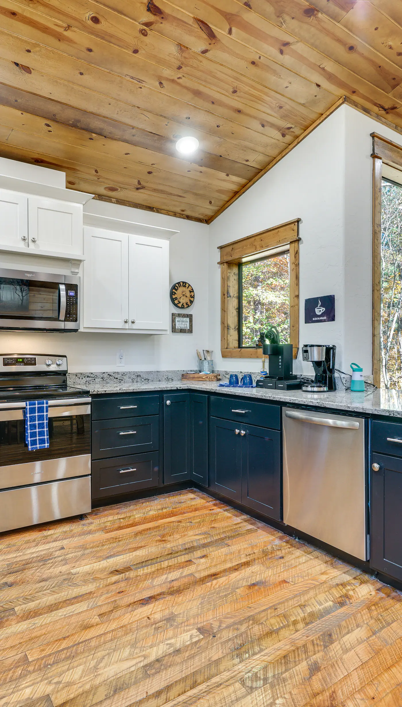 Furnished Deck, Hot Tub! Family Gem in Broken Bow