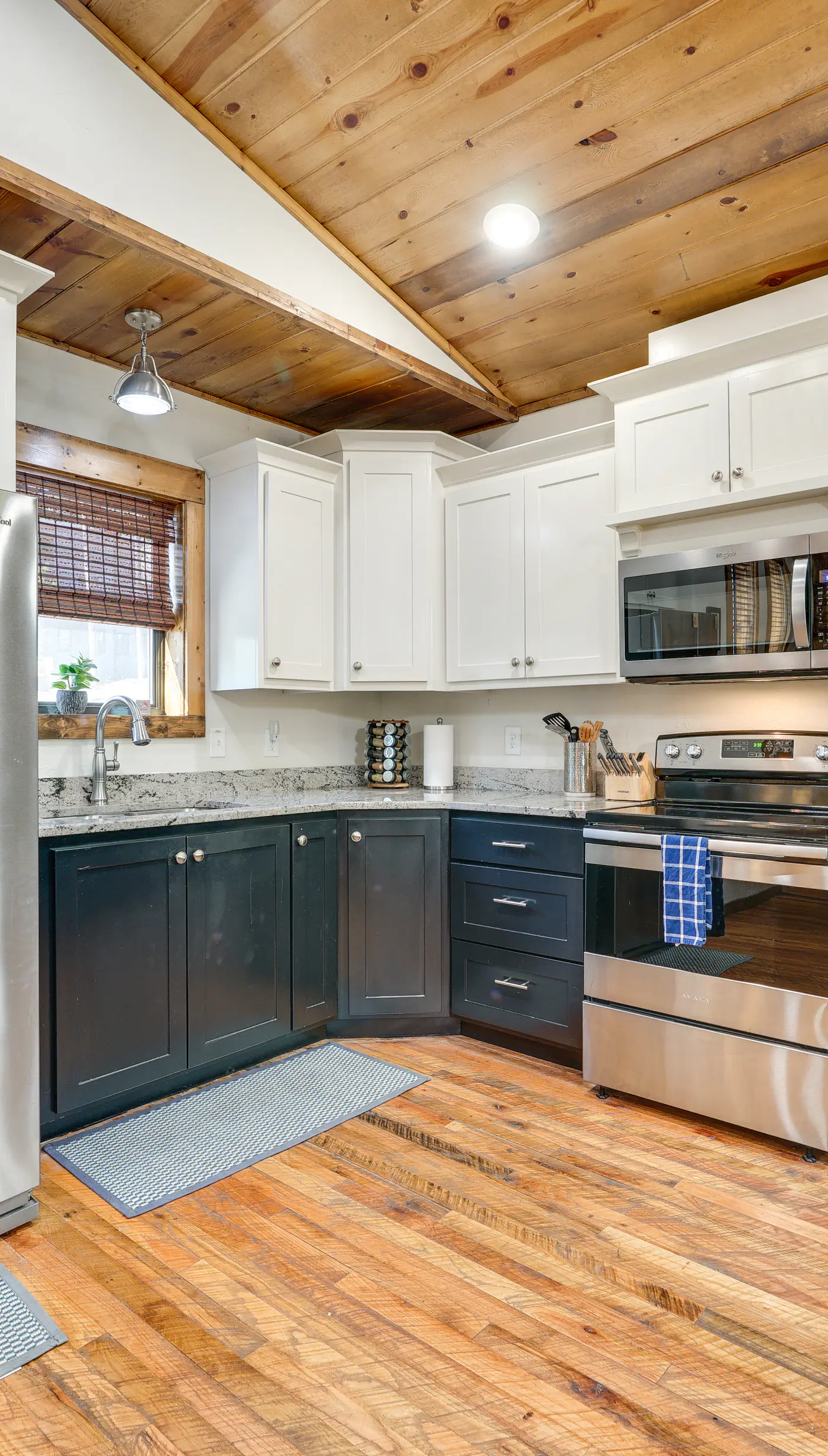 Furnished Deck, Hot Tub! Family Gem in Broken Bow