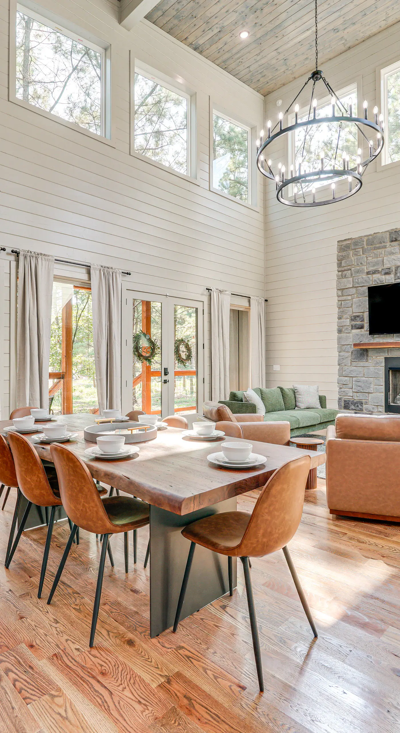 Deluxe Riverfront Cabin in Broken Bow w/ Hot Tub!