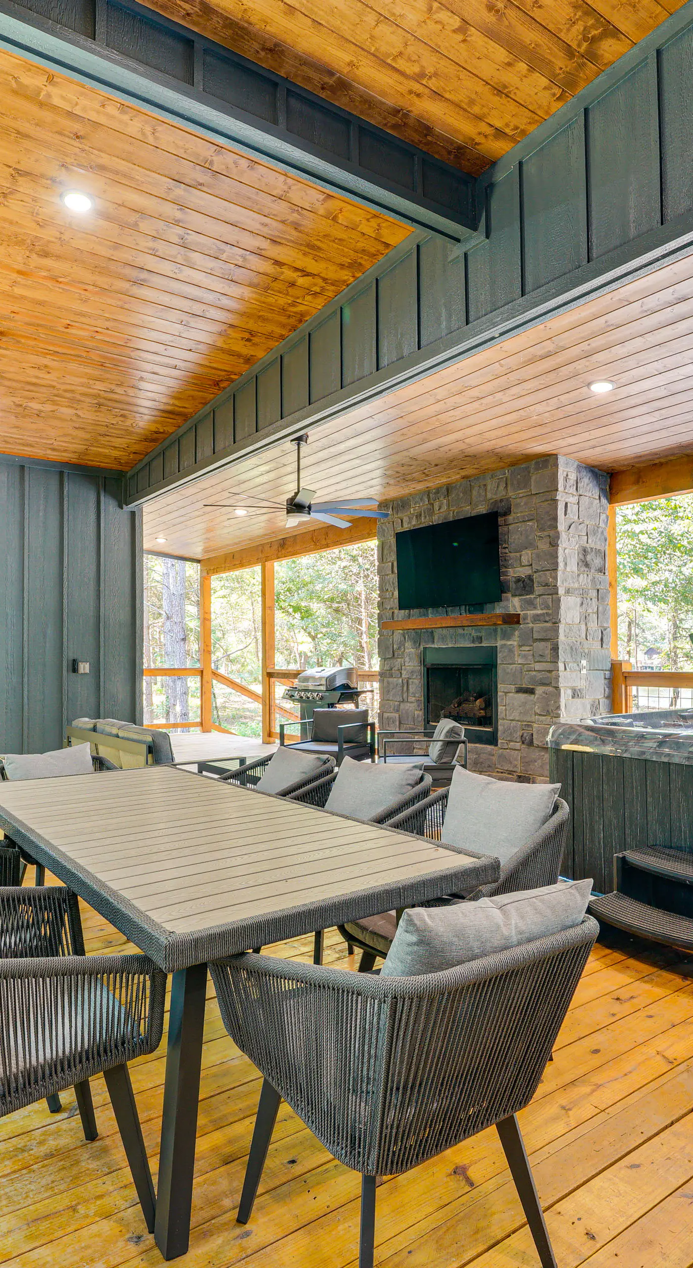 Deluxe Riverfront Cabin in Broken Bow w/ Hot Tub!