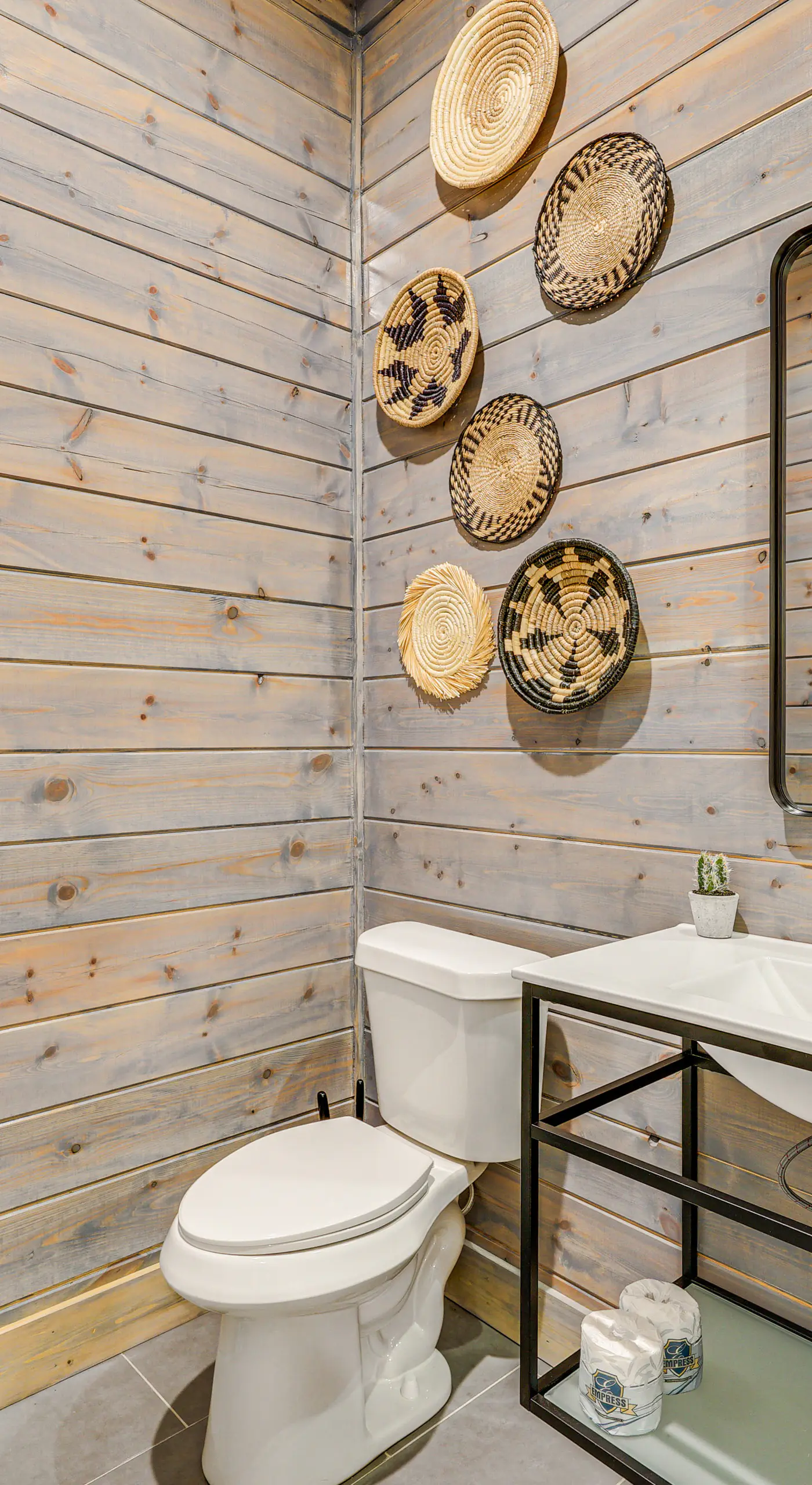 Deluxe Riverfront Cabin in Broken Bow w/ Hot Tub!