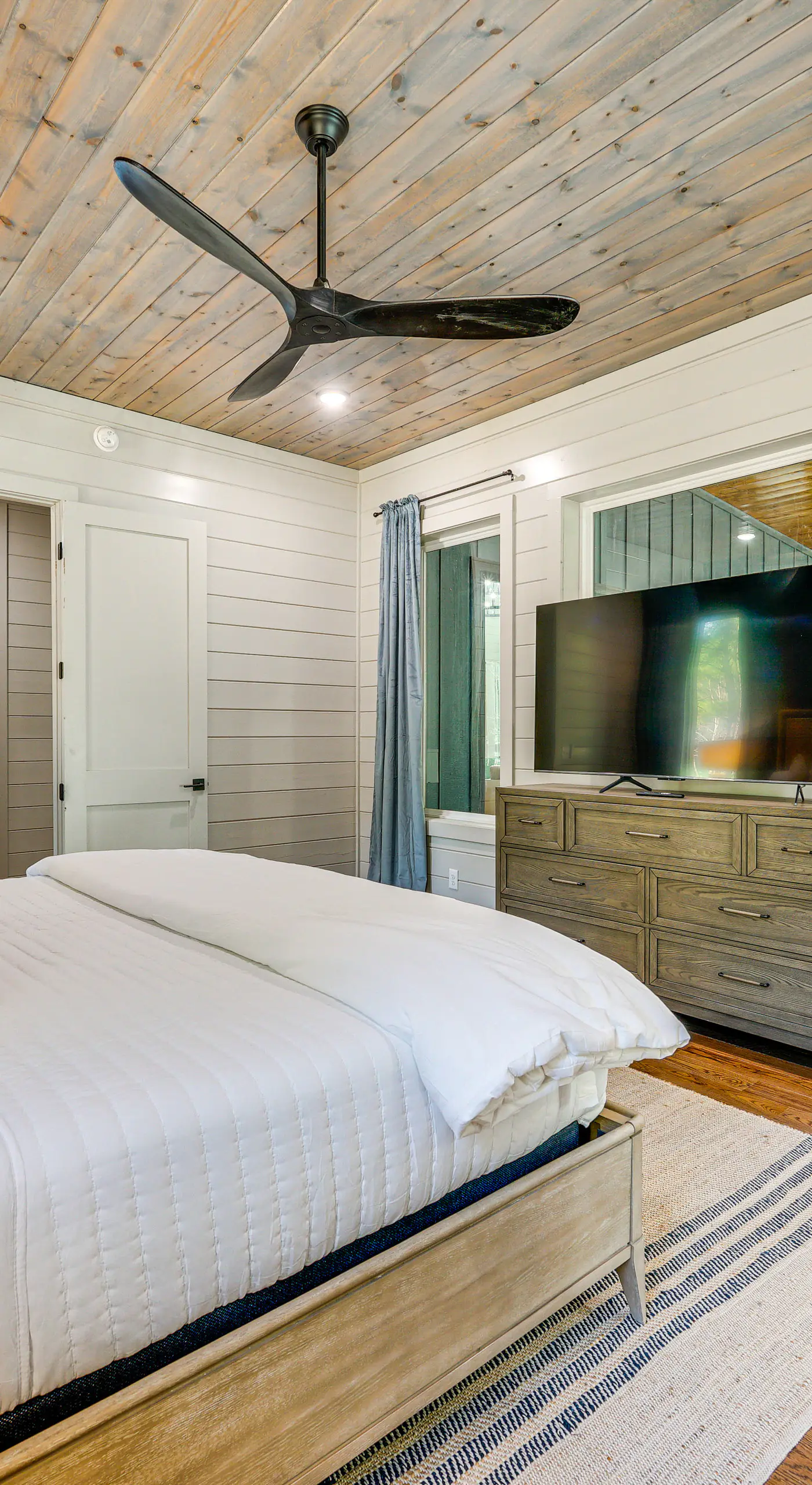 Deluxe Riverfront Cabin in Broken Bow w/ Hot Tub!