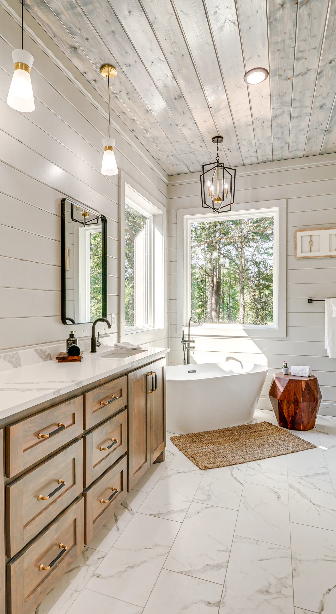 Deluxe Riverfront Cabin in Broken Bow w/ Hot Tub!