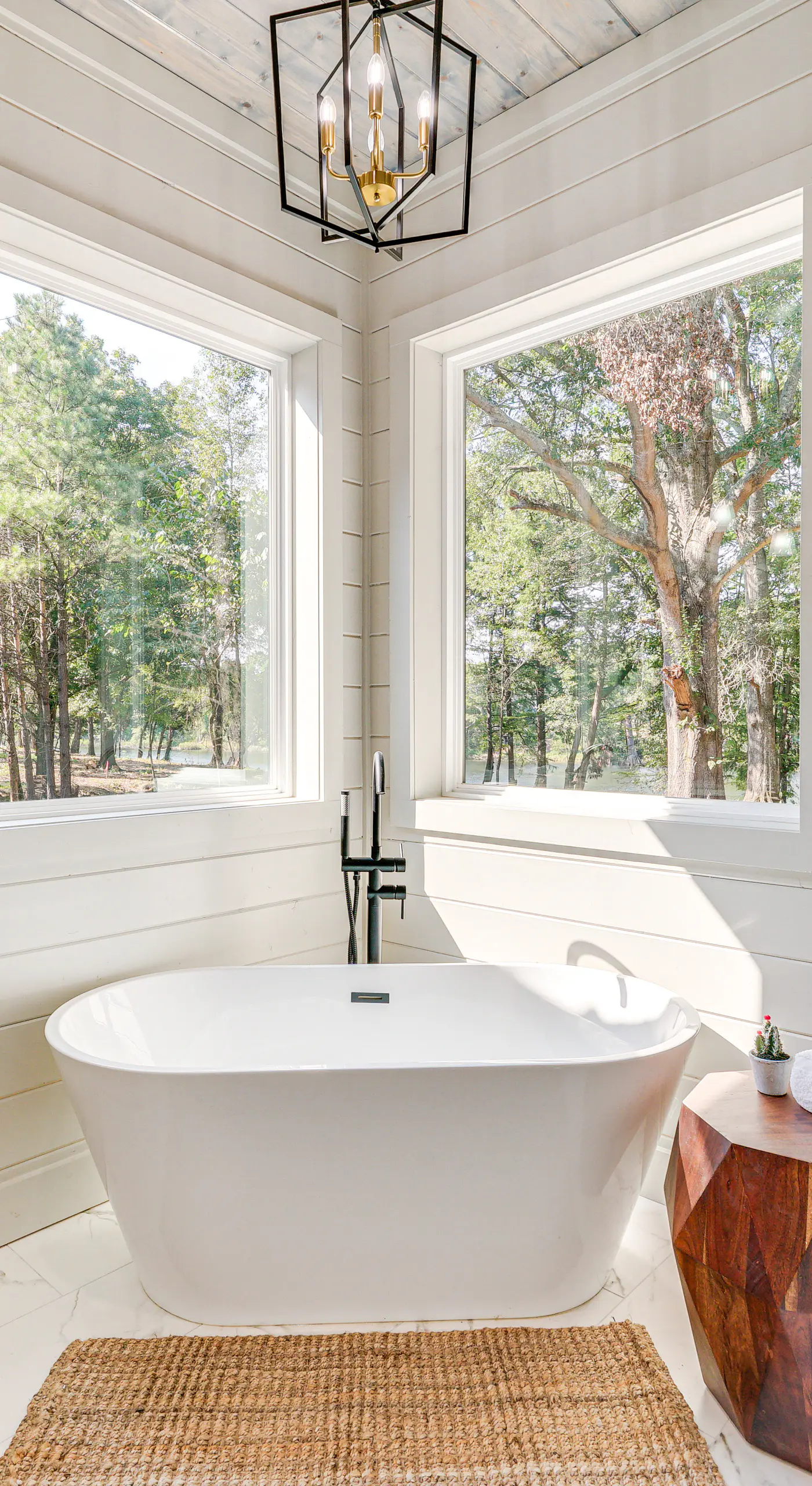Deluxe Riverfront Cabin in Broken Bow w/ Hot Tub!