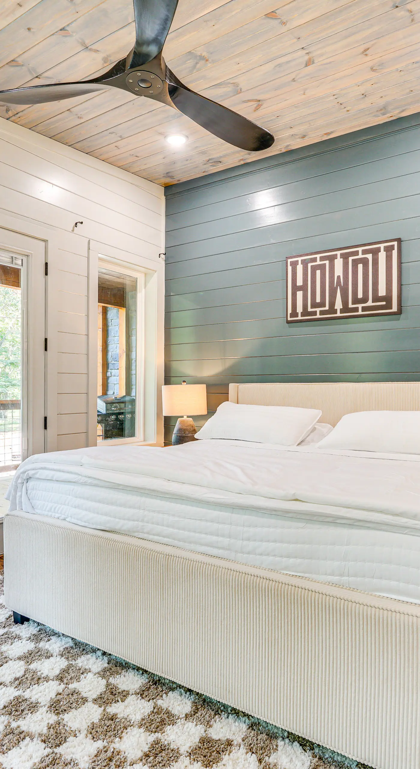 Deluxe Riverfront Cabin in Broken Bow w/ Hot Tub!