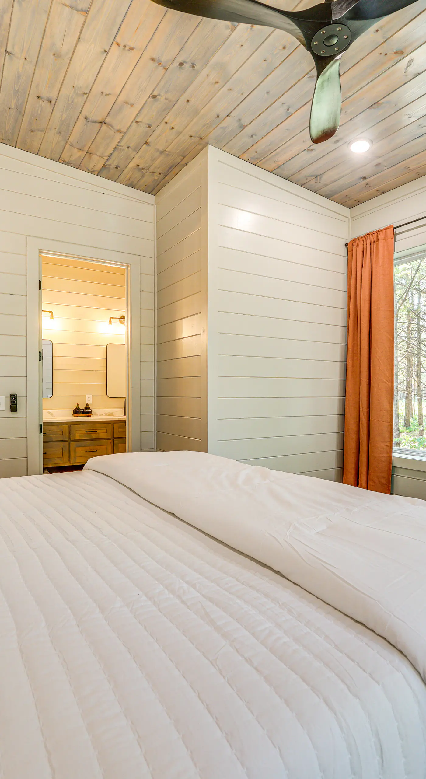 Deluxe Riverfront Cabin in Broken Bow w/ Hot Tub!