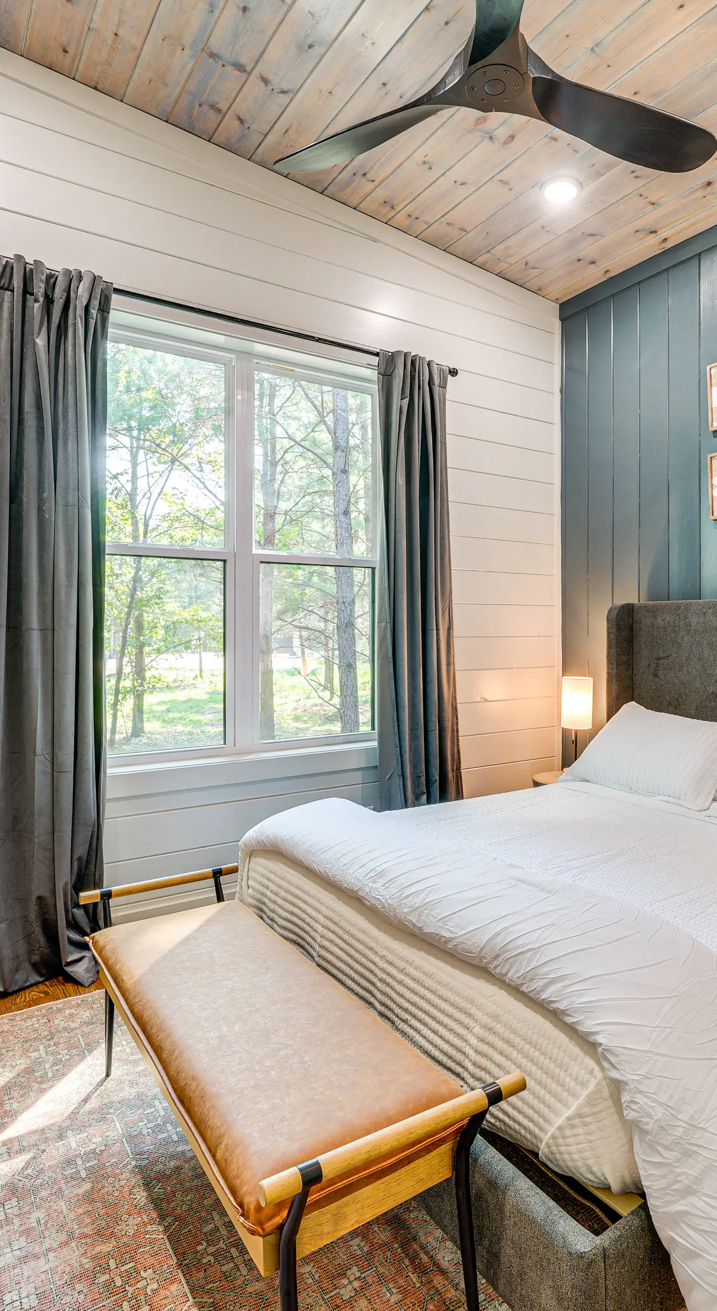 Deluxe Riverfront Cabin in Broken Bow w/ Hot Tub!