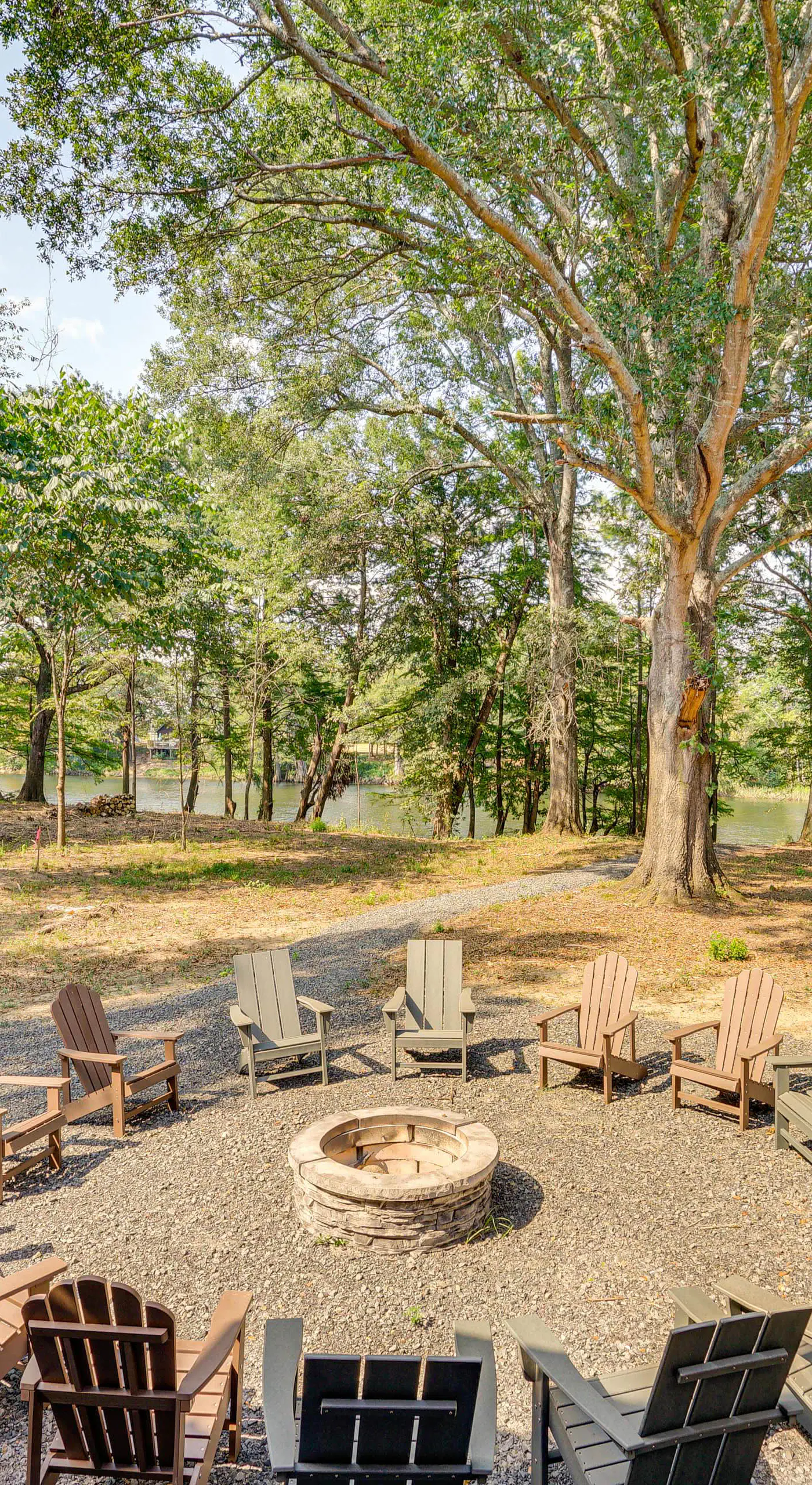 Deluxe Riverfront Cabin in Broken Bow w/ Hot Tub!