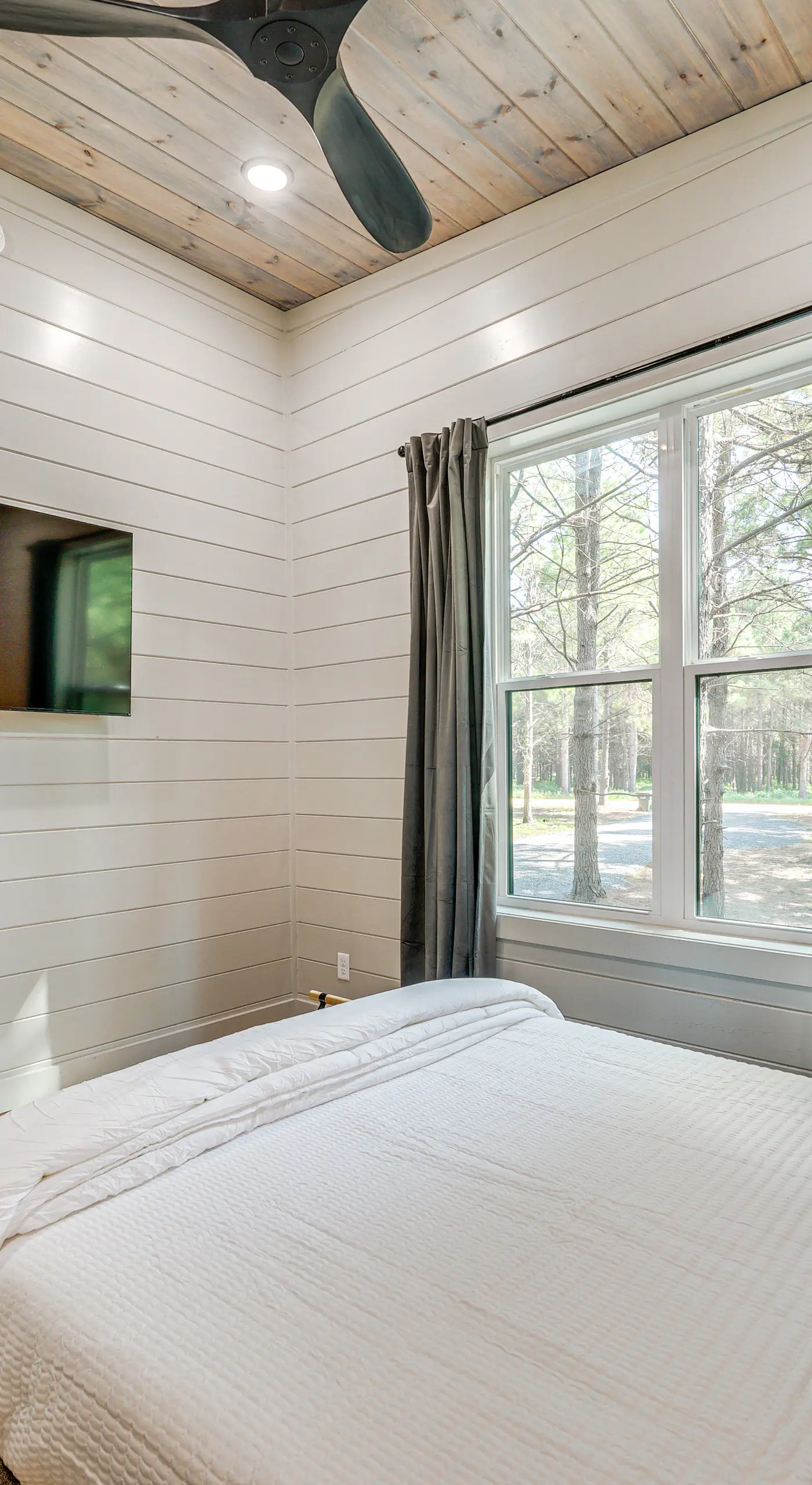 Deluxe Riverfront Cabin in Broken Bow w/ Hot Tub!
