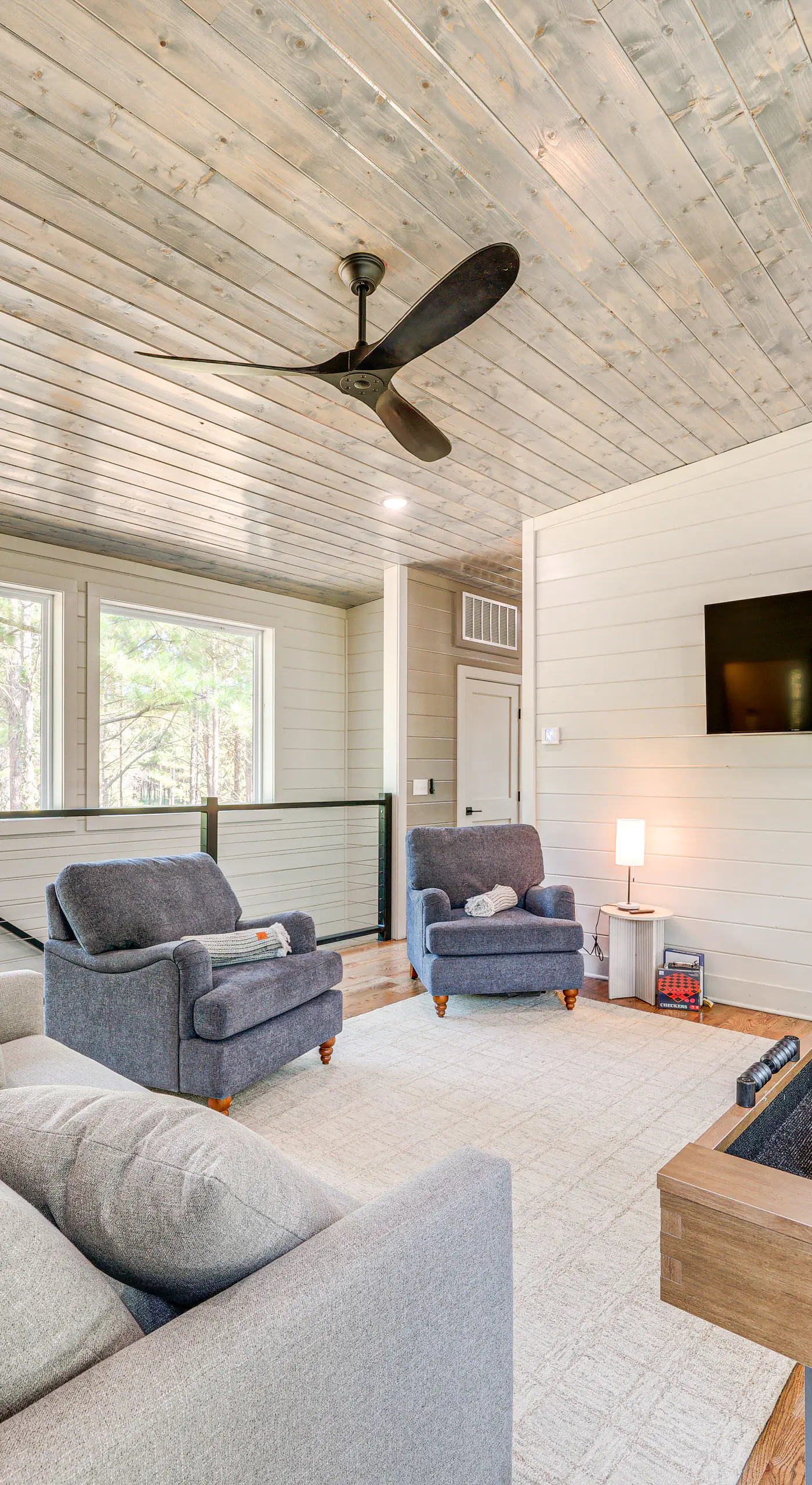 Deluxe Riverfront Cabin in Broken Bow w/ Hot Tub!
