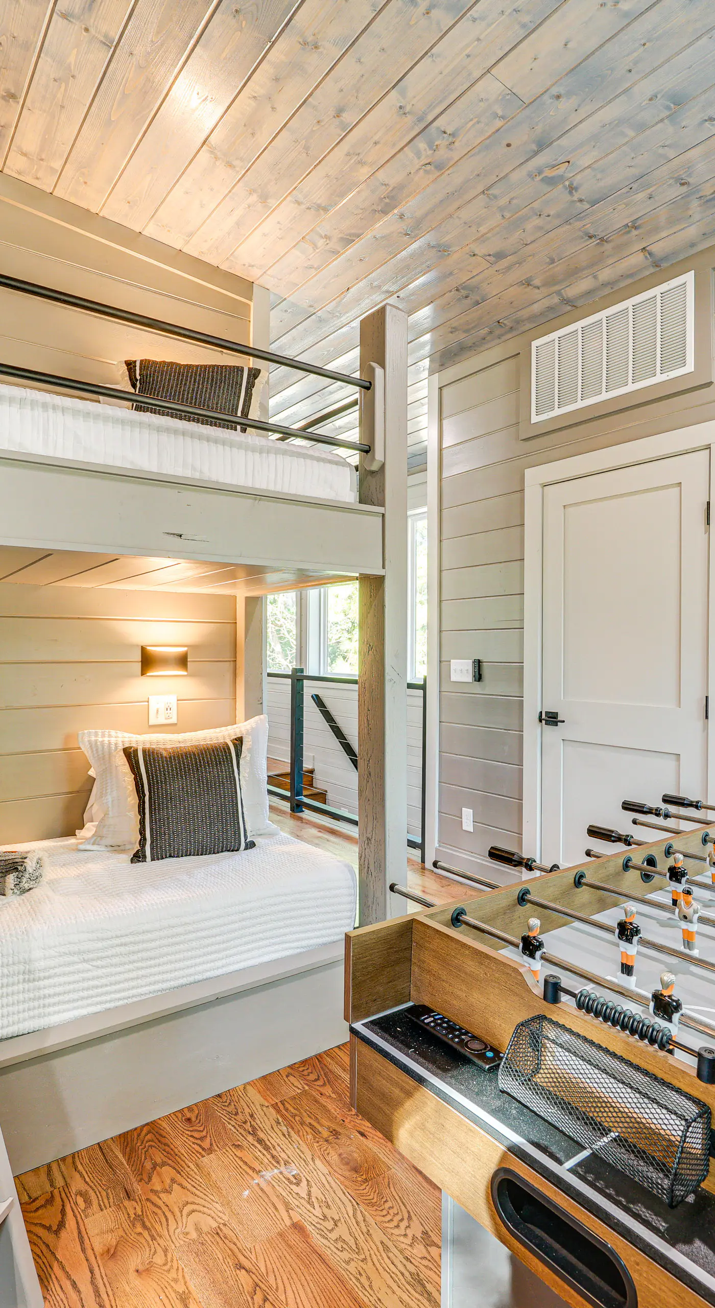 Deluxe Riverfront Cabin in Broken Bow w/ Hot Tub!
