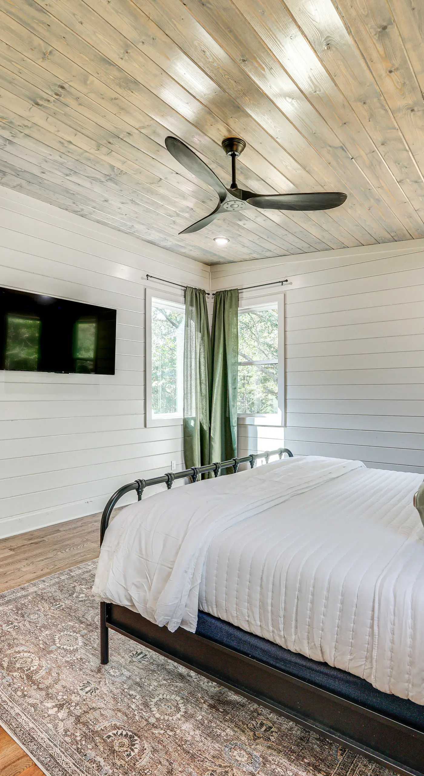 Deluxe Riverfront Cabin in Broken Bow w/ Hot Tub!