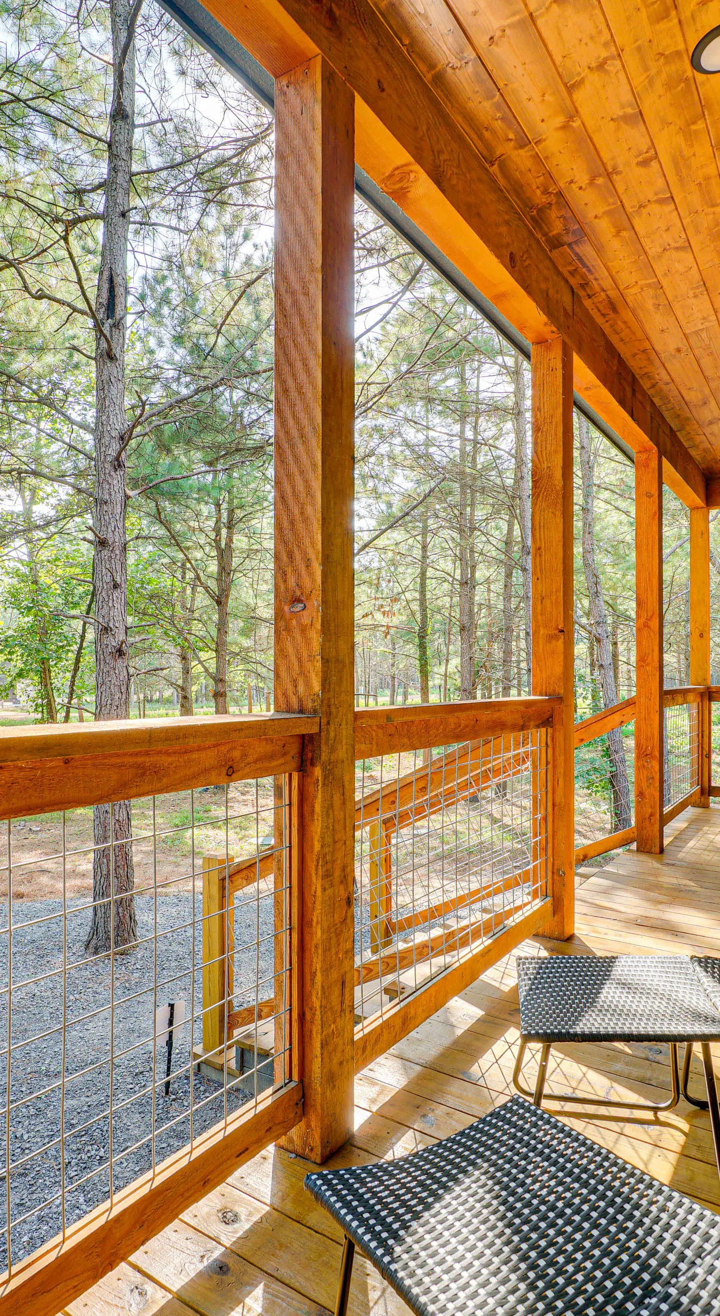 Deluxe Riverfront Cabin in Broken Bow w/ Hot Tub!