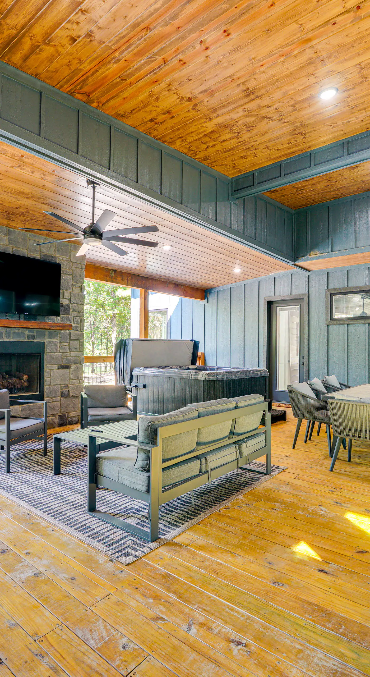 Deluxe Riverfront Cabin in Broken Bow w/ Hot Tub!
