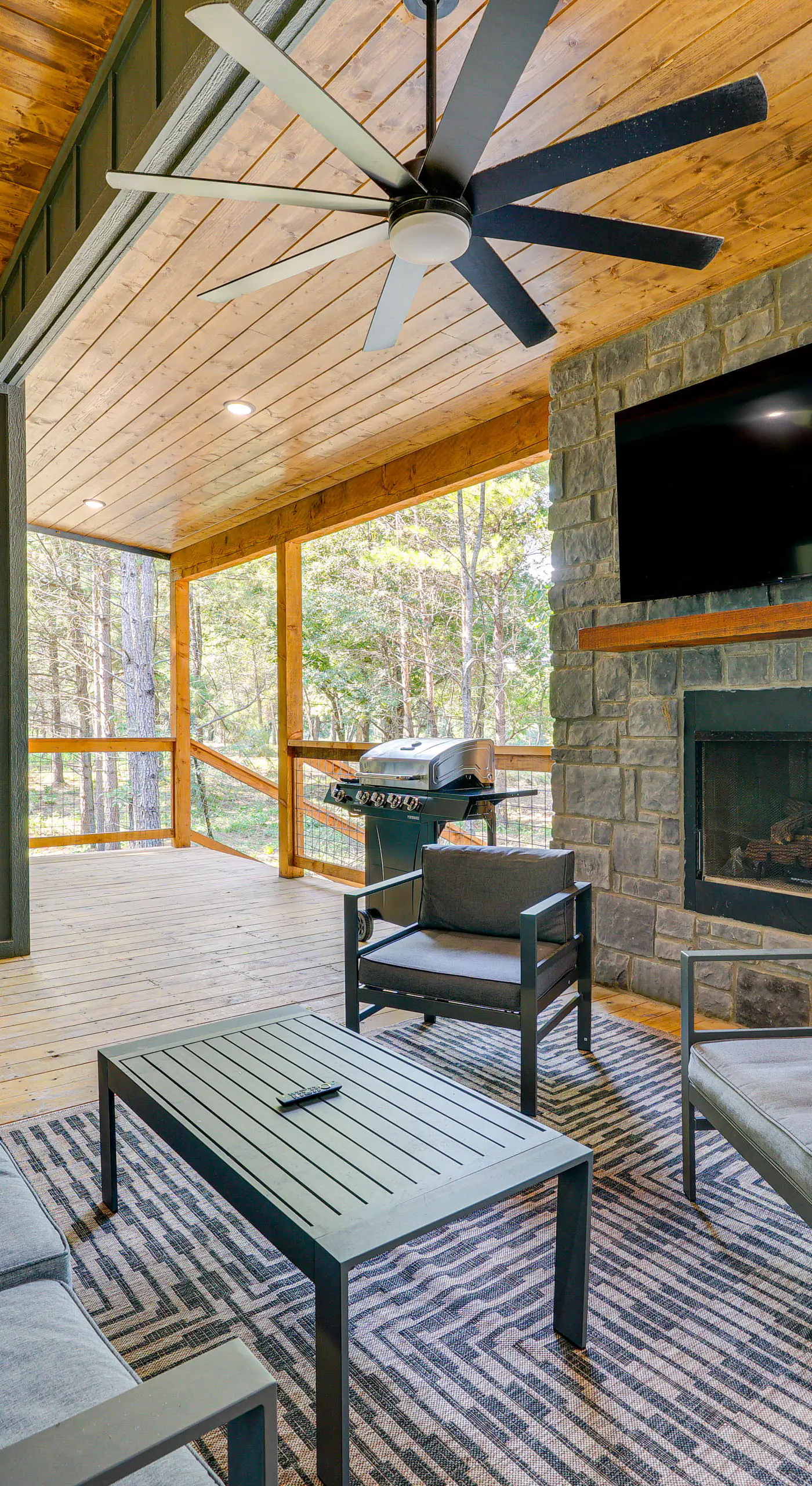 Deluxe Riverfront Cabin in Broken Bow w/ Hot Tub!
