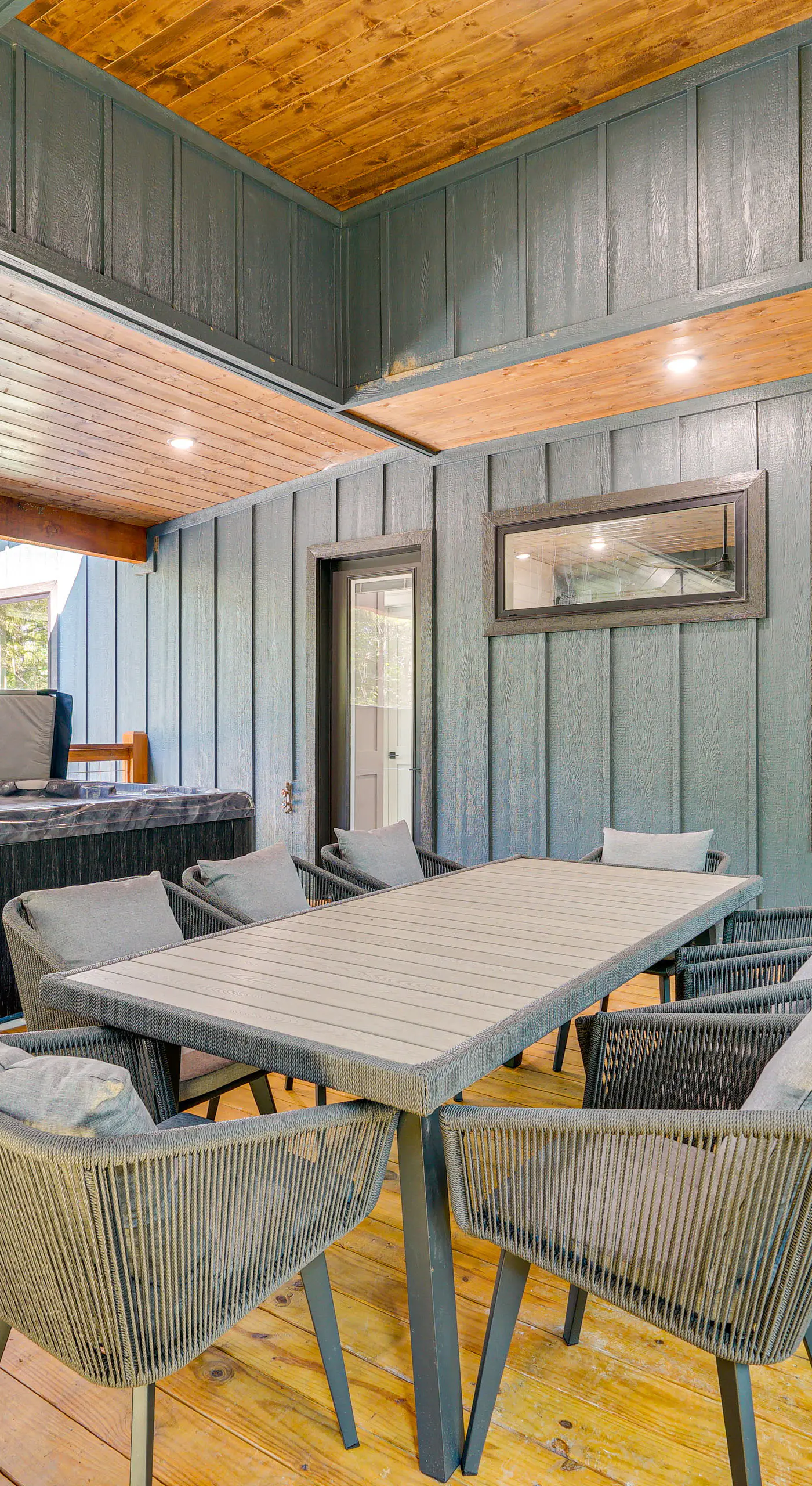 Deluxe Riverfront Cabin in Broken Bow w/ Hot Tub!