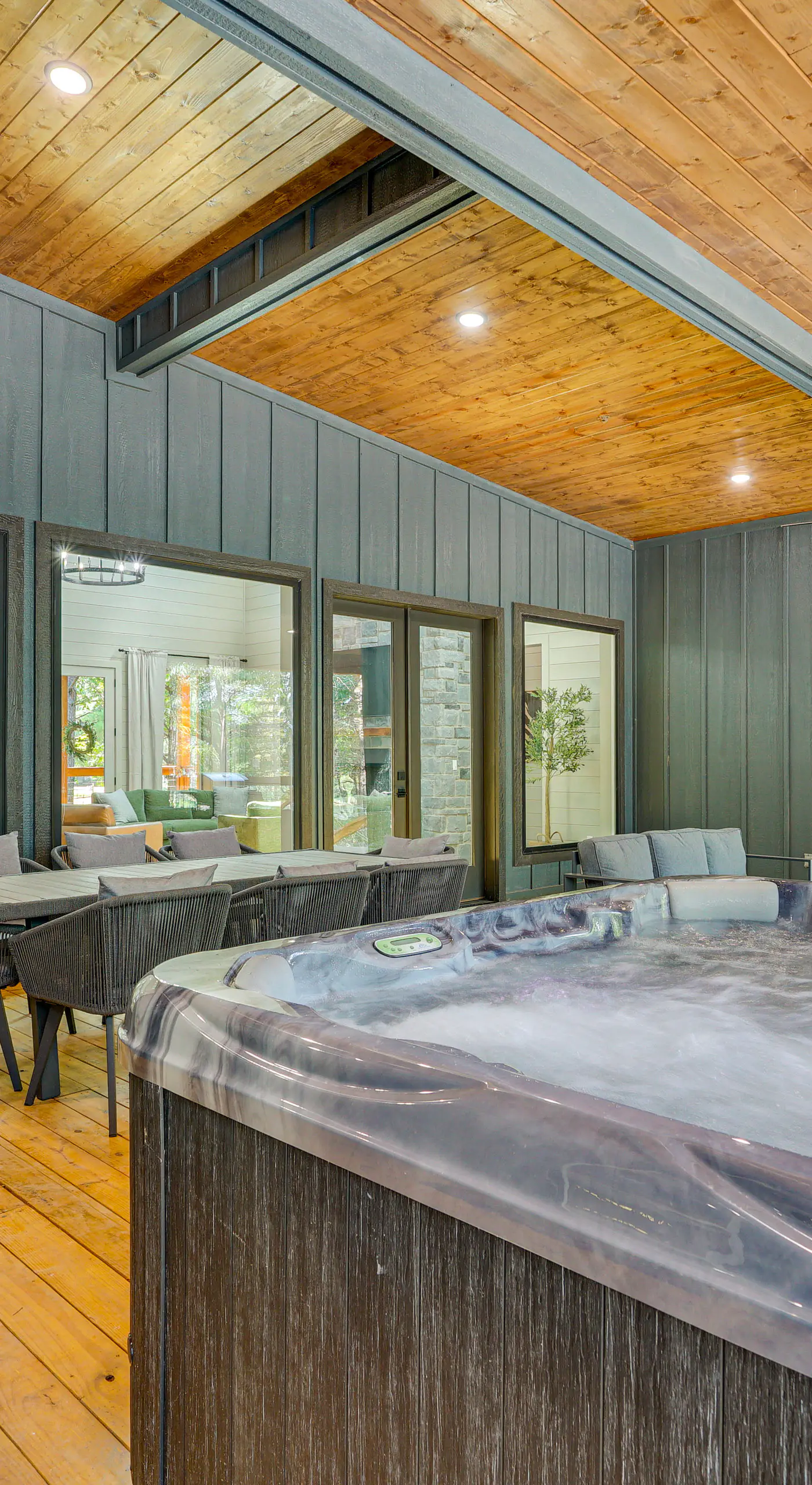 Deluxe Riverfront Cabin in Broken Bow w/ Hot Tub!