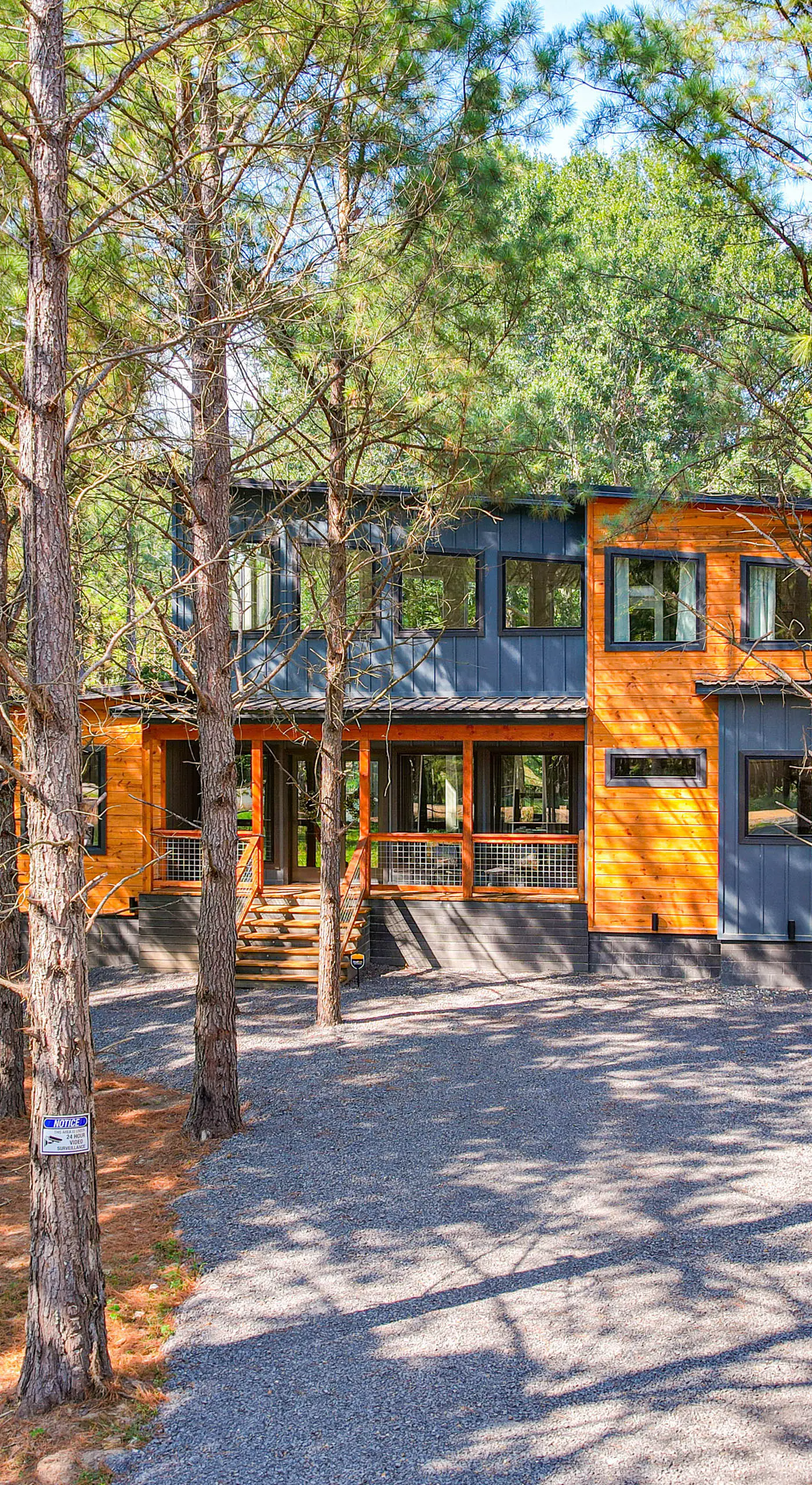 Deluxe Riverfront Cabin in Broken Bow w/ Hot Tub!
