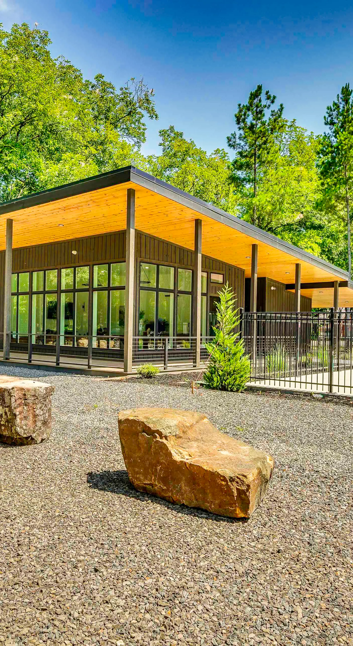 Deluxe Riverfront Cabin in Broken Bow w/ Hot Tub!