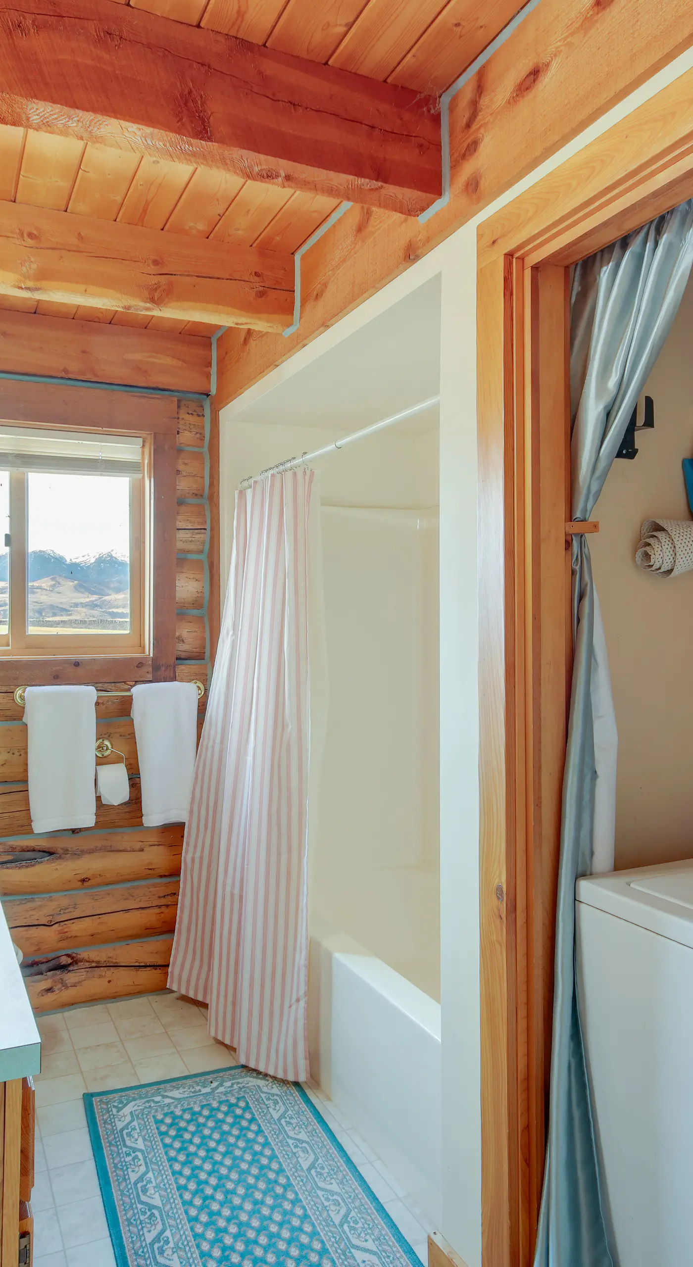 Yellowstone Lodge w/ Game Room & Panoramic Views