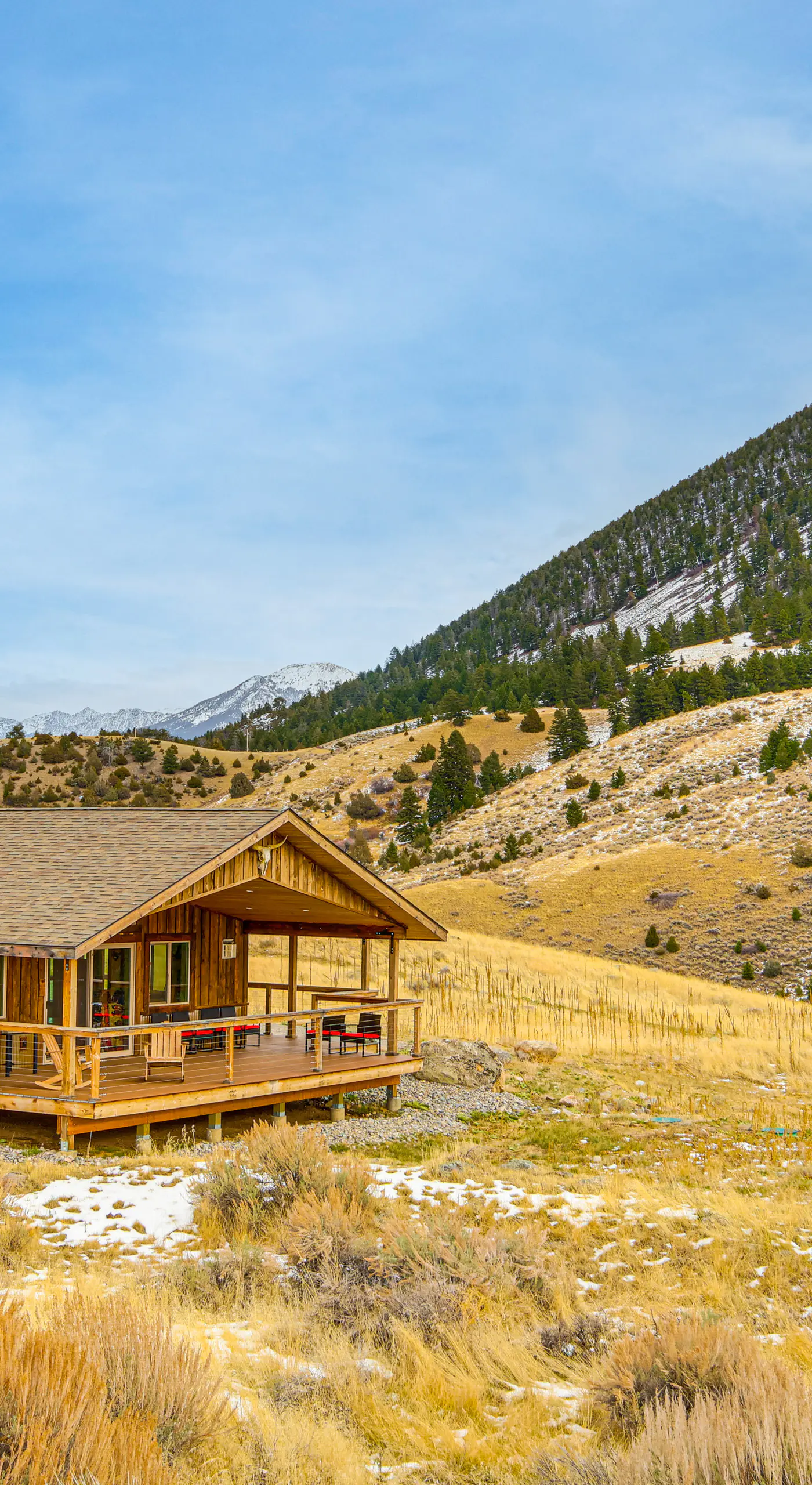 < 1 Mi to Chico Hot Springs: Mtn-View Hideaway!