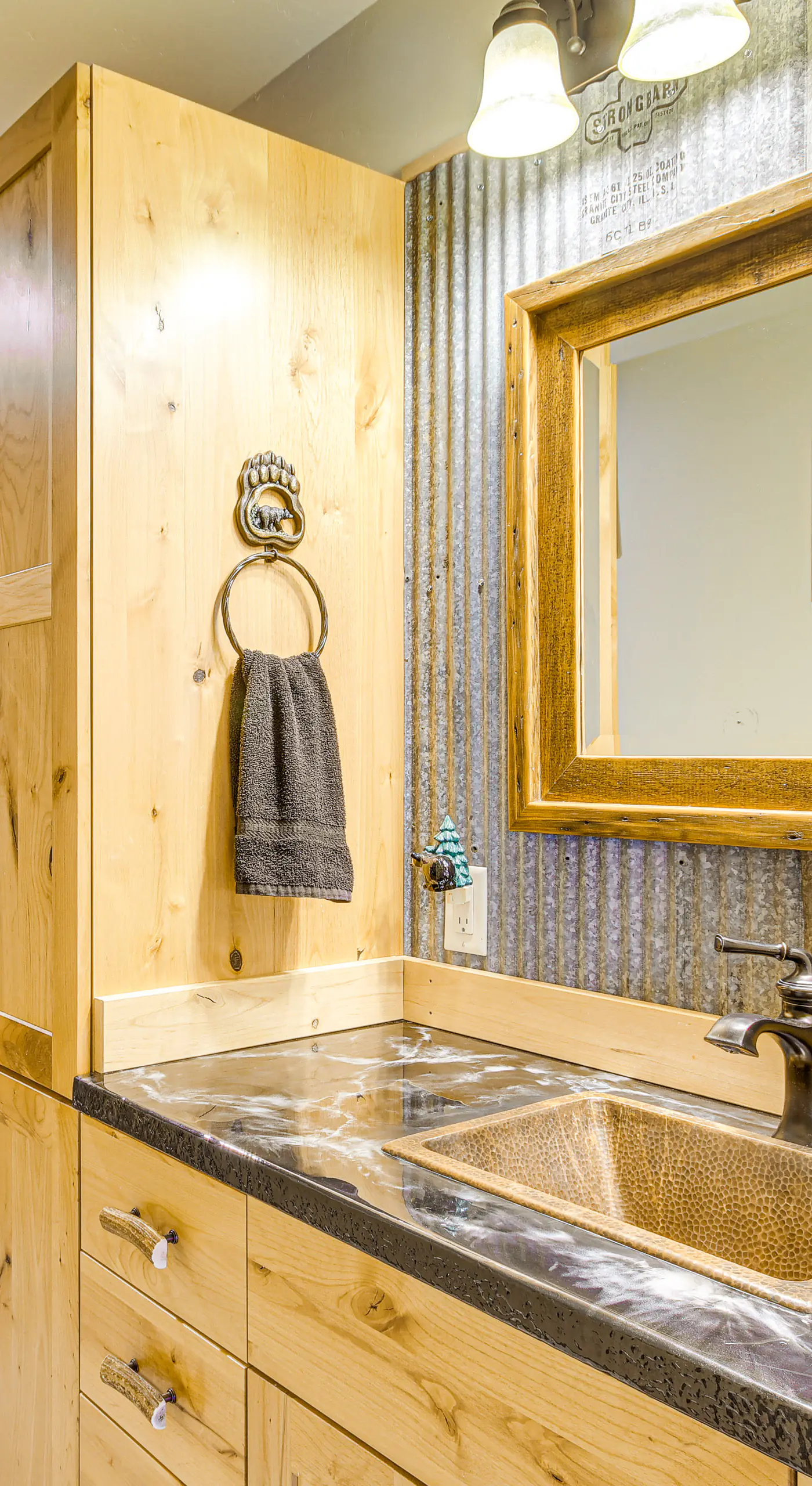 < 1 Mi to Chico Hot Springs: Mtn-View Hideaway!