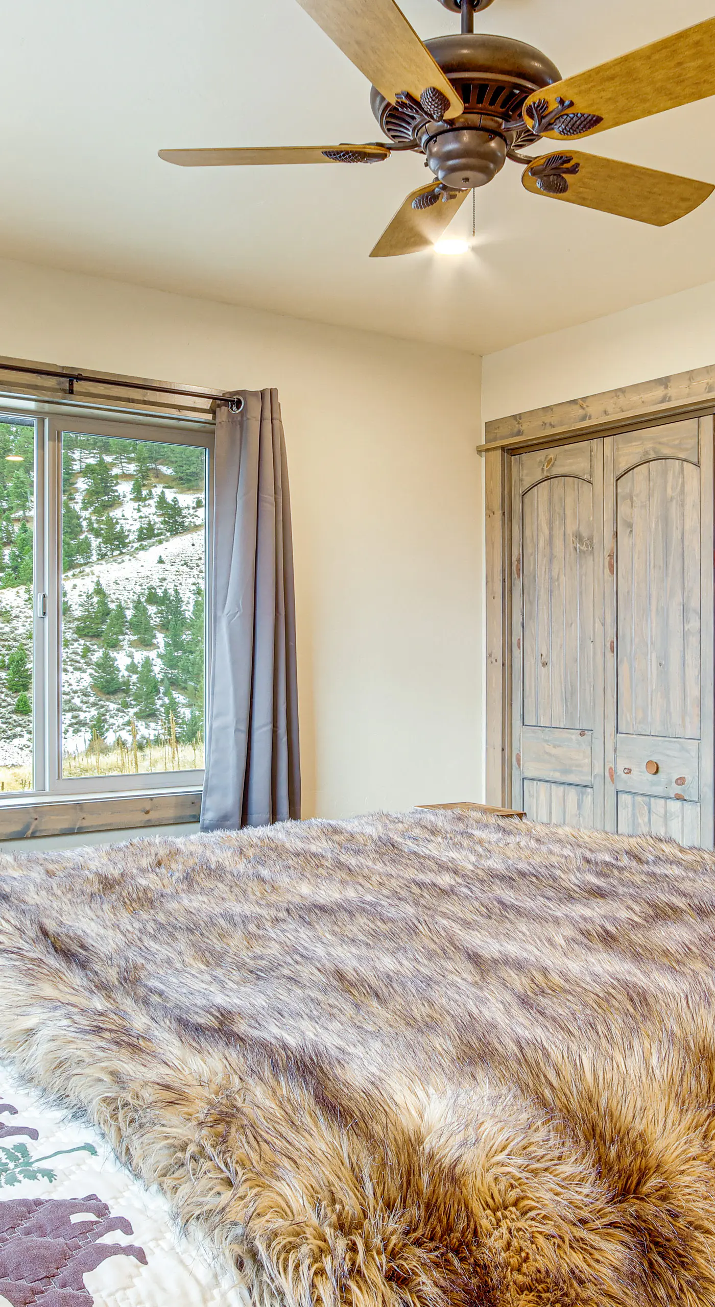 < 1 Mi to Chico Hot Springs: Mtn-View Hideaway!