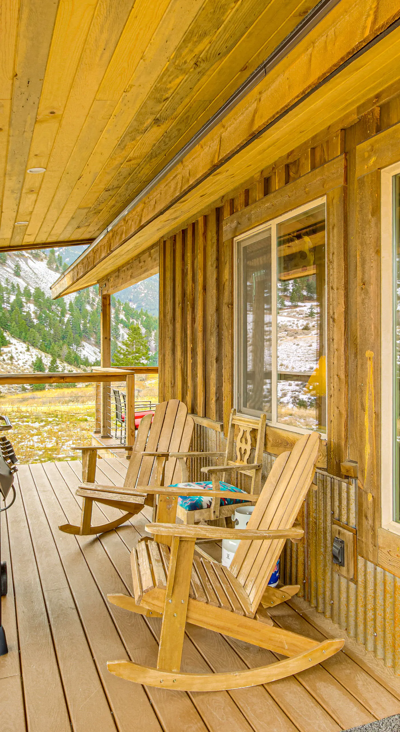 < 1 Mi to Chico Hot Springs: Mtn-View Hideaway!