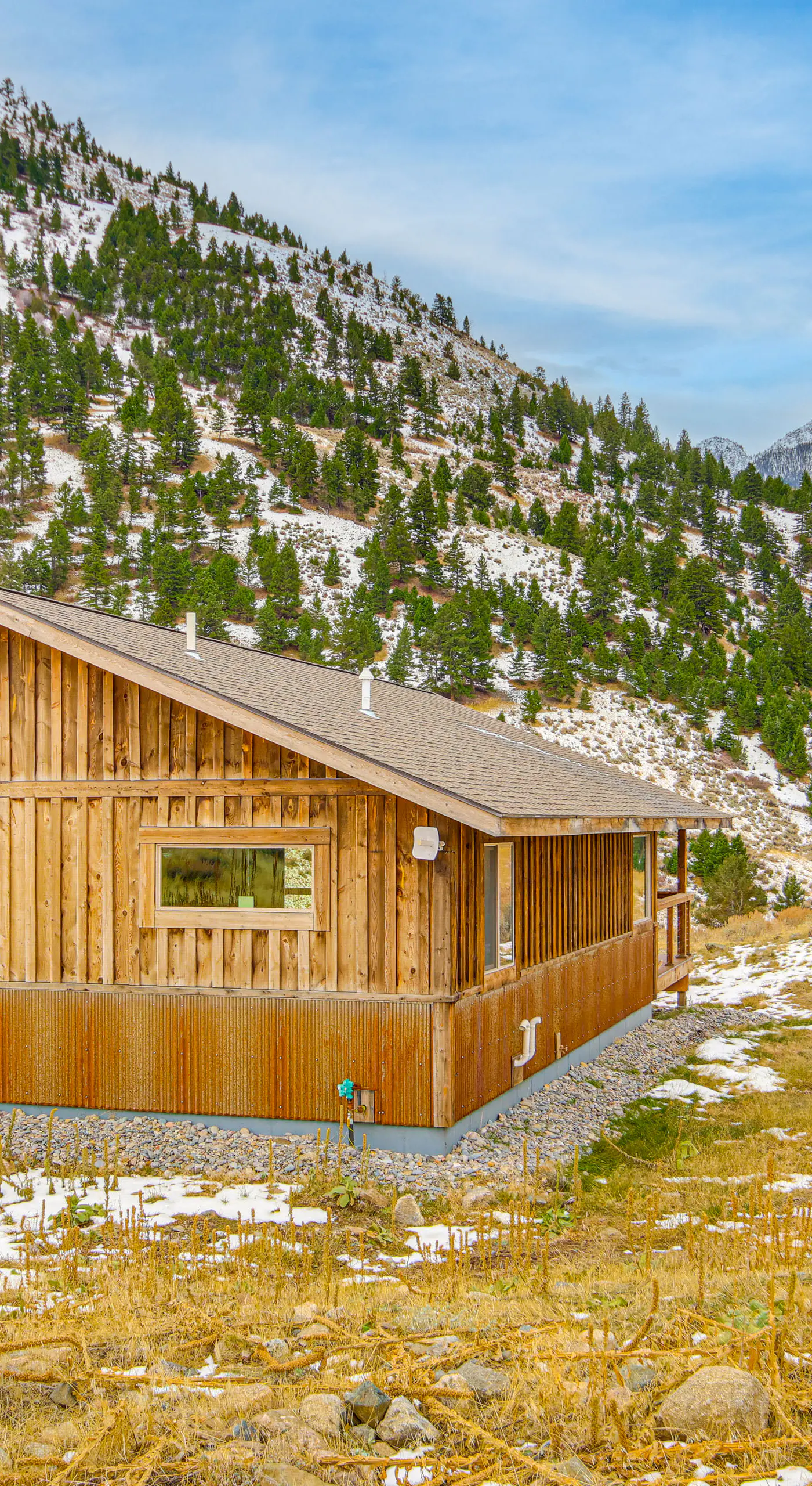 < 1 Mi to Chico Hot Springs: Mtn-View Hideaway!