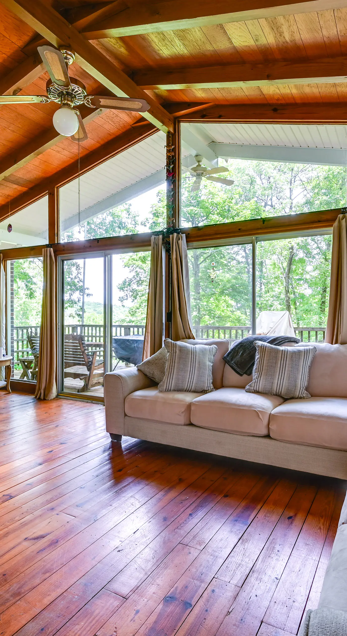Waterfront Nolin Lake Gem: Guest House & Balcony