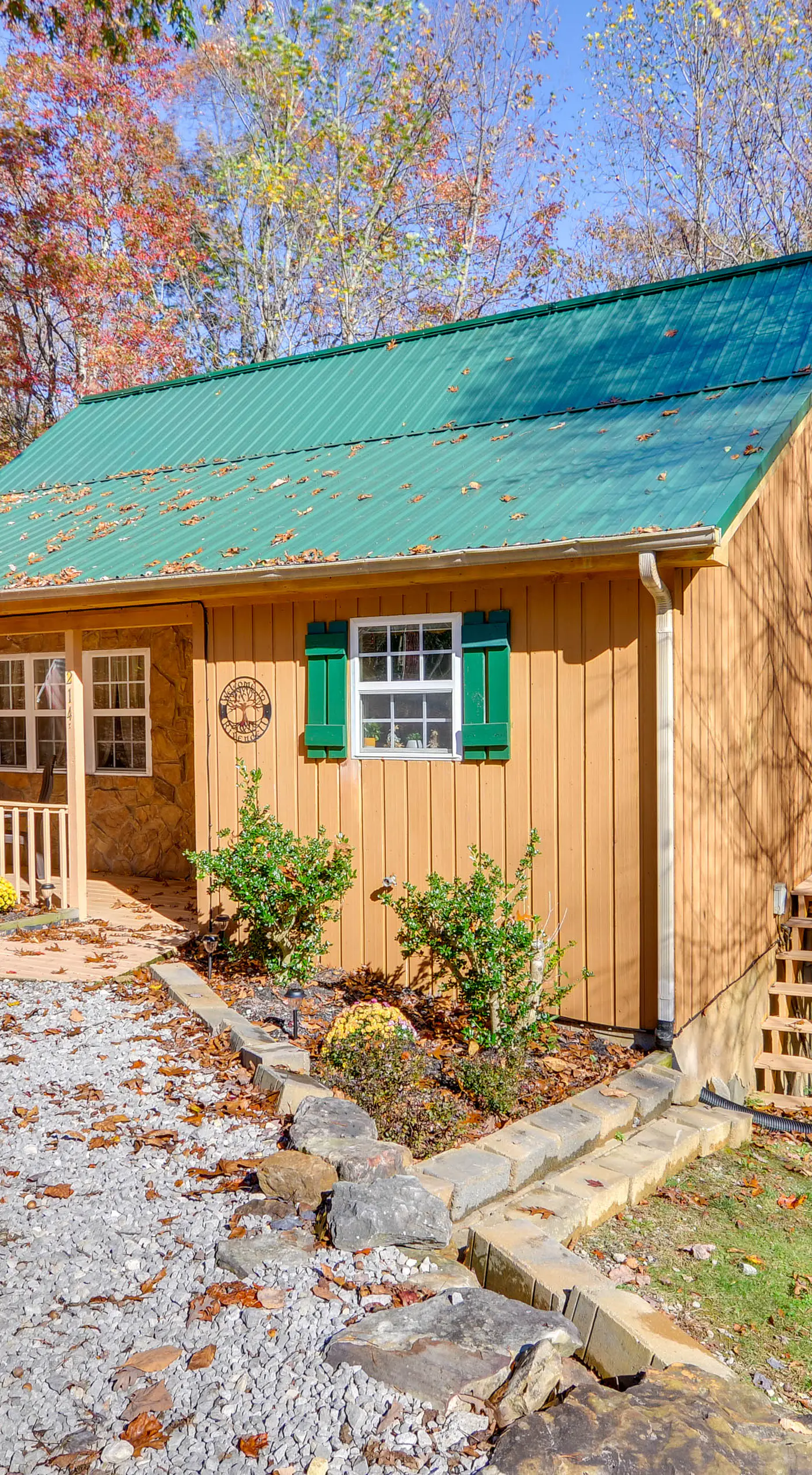Burnside Resort Cabin w/ Hot Tub & Outdoor Spots!