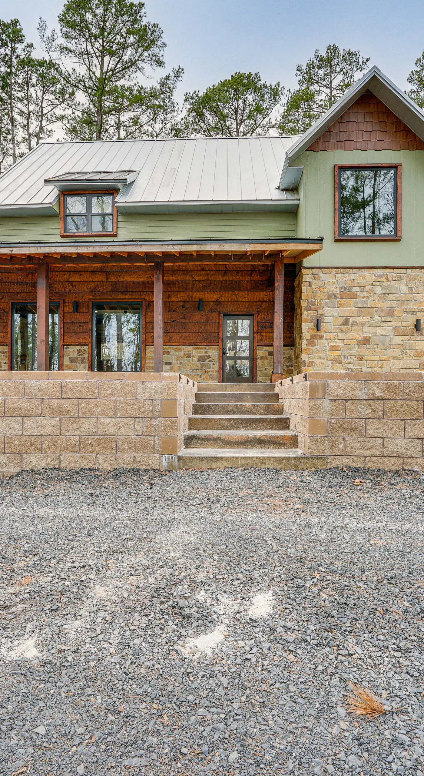 Grand Broken Bow Cabin w/ Hot Tub & Spacious Deck!