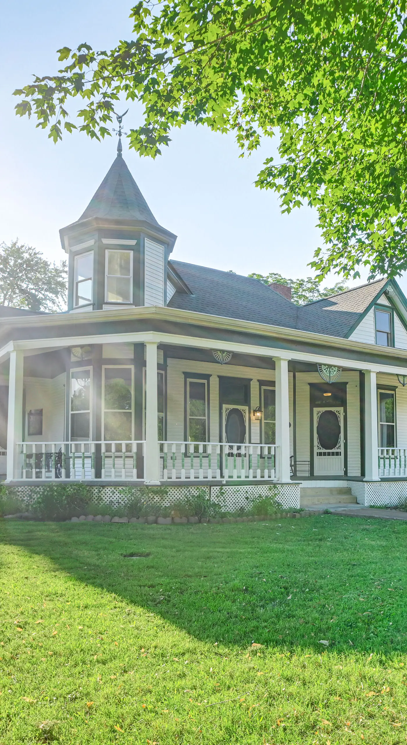 Grand Victorian Home, Walk to Historic Town Square