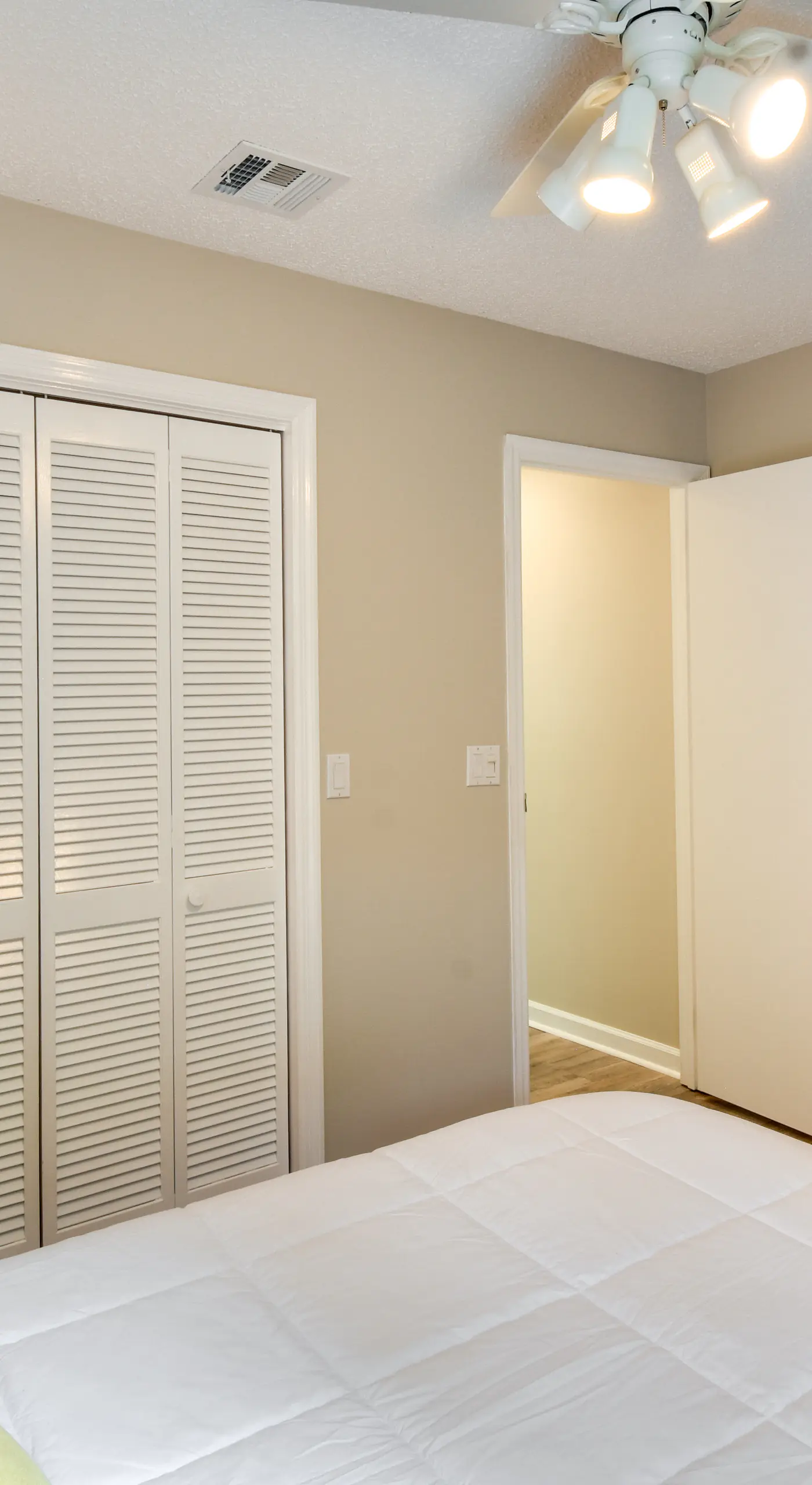 Walk to Lake Keowee: Salem Townhome w/ Deck