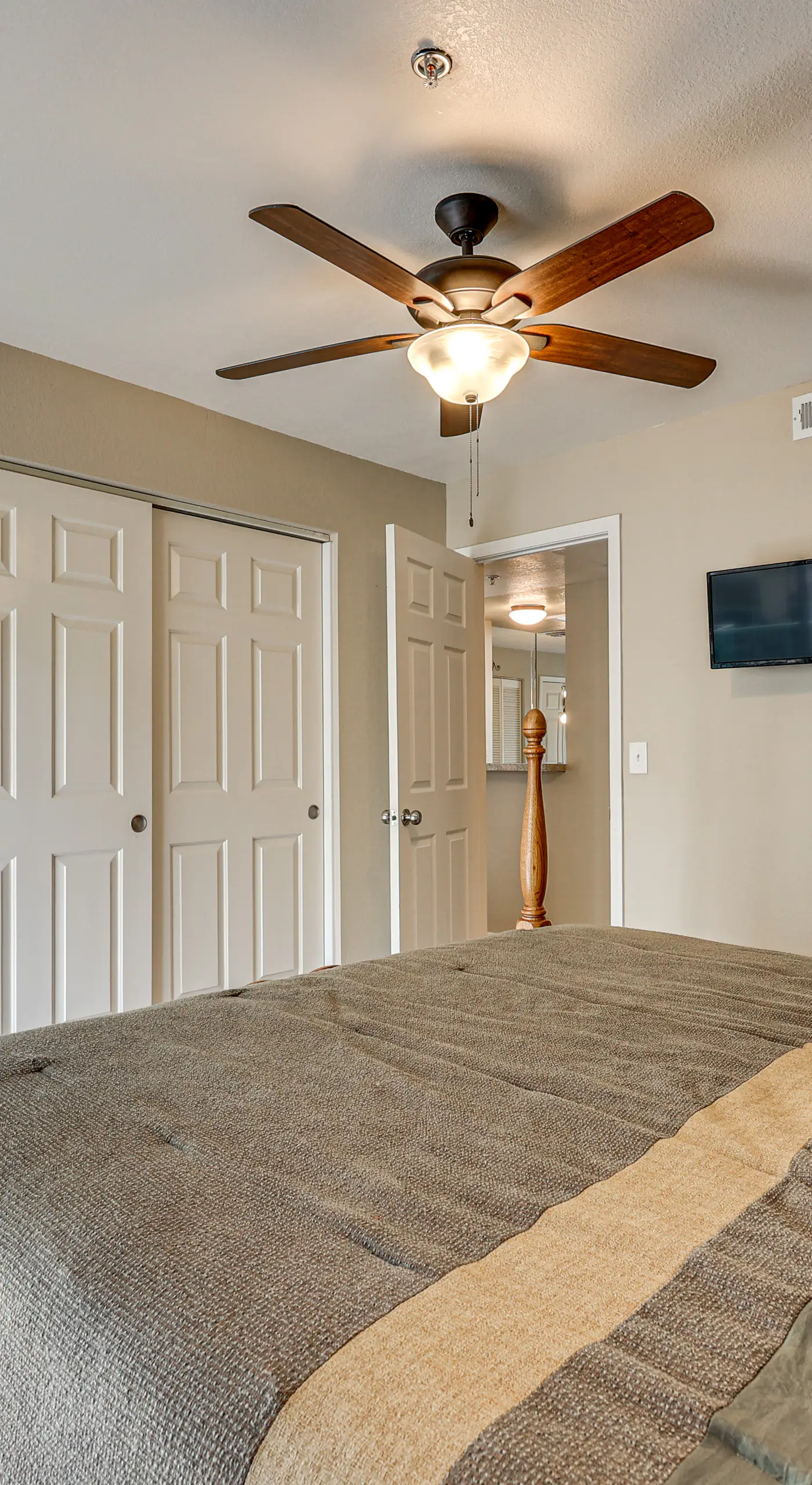 Community Pool & Gym: Apt 5 Mi to Laughlin Casinos