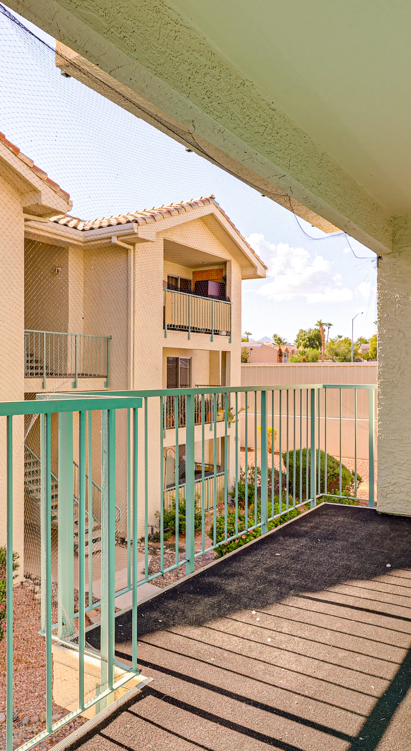 Community Pool & Gym: Apt 5 Mi to Laughlin Casinos