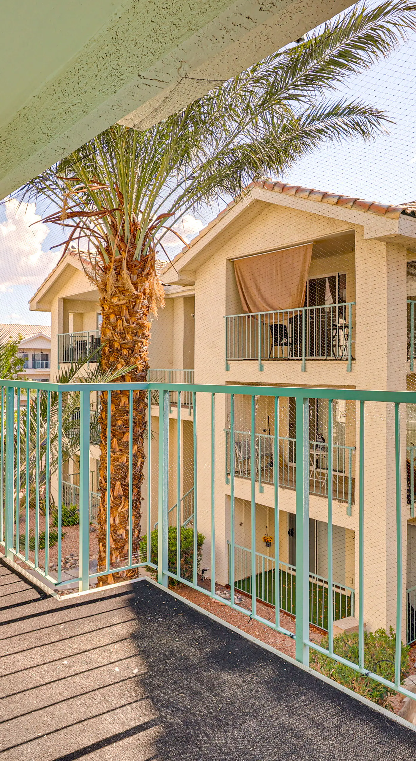 Community Pool & Gym: Apt 5 Mi to Laughlin Casinos