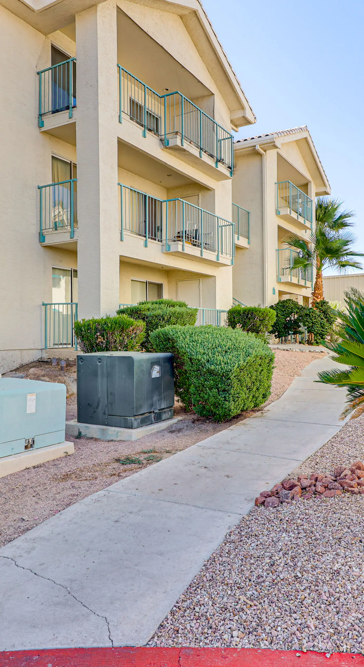 Community Pool & Gym: Apt 5 Mi to Laughlin Casinos