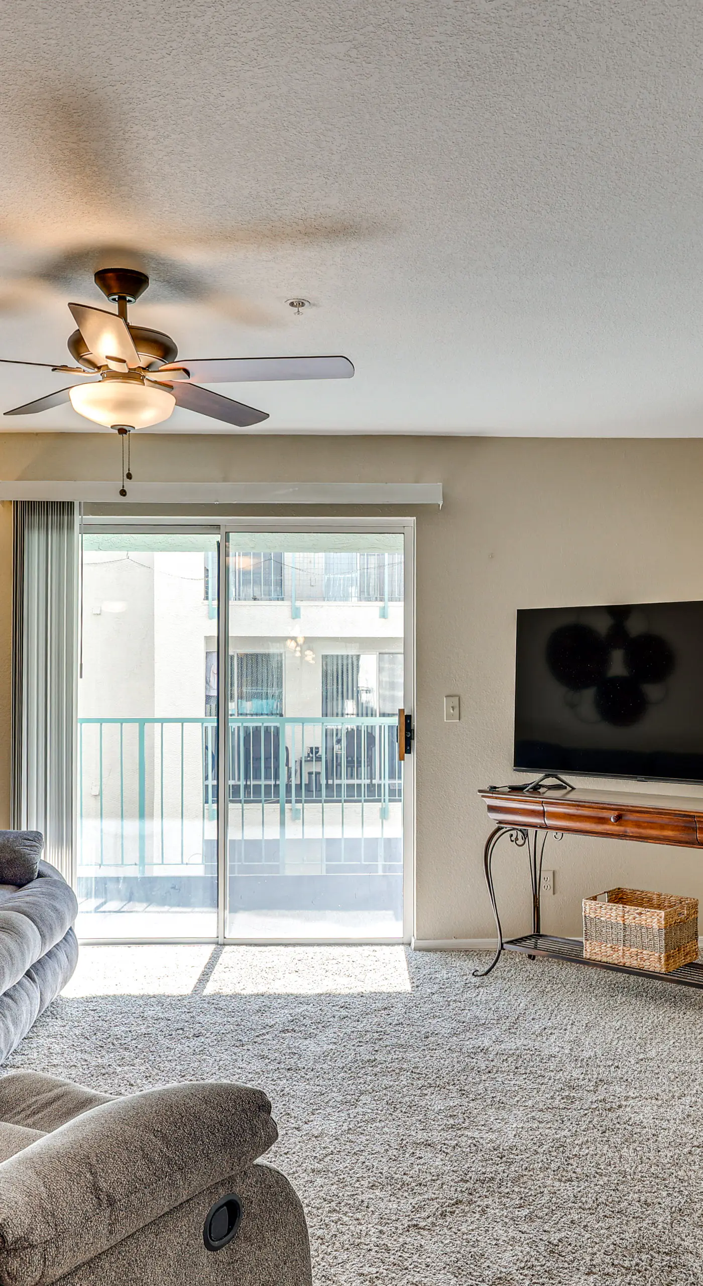 Community Pool & Gym: Apt 5 Mi to Laughlin Casinos